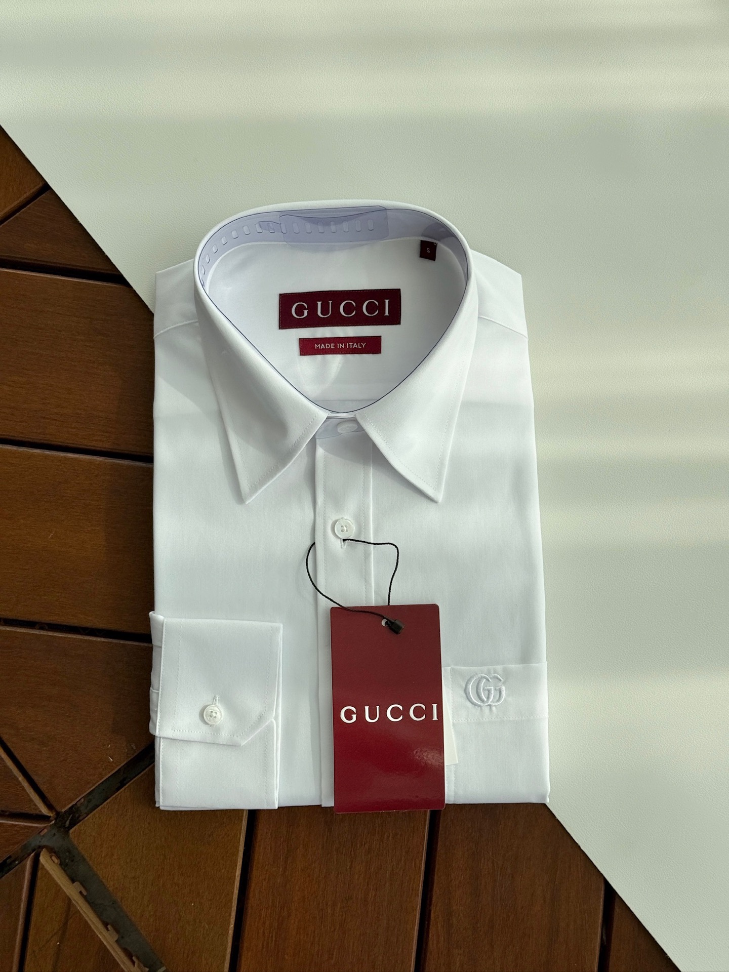 NO:550565,GUCCI Gucci, 2025 autumn and winter liquid ammonia no-iron 100-count double-strand high-end Oxford fabric, quality choice, full of elegance...unique craftsmanship, embroidered patterns, full of details!  !  !  In busy urban life, a decent shirt is a must-have choice for business and leisure occasions. The GUCCI brand, with its excellent quality and unique design, brings you a new shirt experience. Exquisite craftsmanship GUCCI shirts are made of high-quality fabrics and are carefully cut and sewn. Every inch reveals the craftsman's care and concentration. Whether it is the crisp collar or the exquisite cuffs, you can stand out from the crowd.  Simple yet elegant design is the design concept of Gucci shirts. Whether it is a classic solid color style or a fashionable stripe or plaid pattern, it can meet your matching needs for different occasions. Wear it and you will show your gentlemanly style.    Comfortable experience In addition to the exquisite appearance, GUCCI shirts pay more attention to the comfort of wearing. The soft fabric fits the skin and has good breathability, allowing you to enjoy your comfort whether it is long hours of work or leisure time. Quality Assurance As a well-known brand, GUCCI always adheres to the principle of quality first. Each shirt undergoes strict quality inspection to ensure that every product you receive is perfect. Choosing GUCCI is choosing a commitment to quality.  In this era of pursuit of individuality and quality, shirts are undoubtedly your best choice. Whether it is a business negotiation or a casual gathering, it can make you the focus of the audience. Come and choose a GUCCI shirt that belongs to you and start a new chapter of elegant life!  Size SMLXLXXL,,gucci,gucci,shirts,alexander wang19860909GUCCI古驰,2025年秋冬液氨免烫100支双股高端牛津面料,品质之选,优雅尽显...工艺独特,绣花图案,细节满满！！！在繁忙的都市生活中,一件得体的衬衫是商务与休闲场合的必备之选.GUCCI品牌,以其卓越的品质和独特的设计,为您带来全新的衬衫体验.  精湛工艺GUCCI衬衫采用高品质面料,经过精细的剪裁与缝制,每一寸都透露出匠人的用心与专注.无论是领口的挺括还是袖口的精致,都让您在人群中脱颖而出.  雅设计简约而不失优雅,是古驰衬衫的设计理念.无论是经典的纯色款式还是时尚的条纹、格纹图案,都能满足您不同场合的搭配需求.穿上它,让您尽显绅士风范.  适体验除了外观的精致,GUCCI衬衫更注重穿着的舒适度.柔软的面料贴合肌肤,透气性好,无论是长时间的工作还是休闲时光,都能让您尽享自在.  品质保证作为知名品牌,GUCCI始终坚守品质至上的原则.每一件衬衫都经过严格的质量检测,确保您收到的每一件产品都是完美的.选择GUCCI就是选择一份对品质的承诺. 在这个追求个性与品质的时代,衬衫无疑是您的不二之选.无论是商务洽谈还是休闲聚会,它都能让您成为全场的焦点.快来挑选一款属于您的GUCCI衬衫,开启优雅生活的新篇章吧！ 码数SMLXLXXL,,gucci,gucci,shirts,alexander wang,Men's clothing