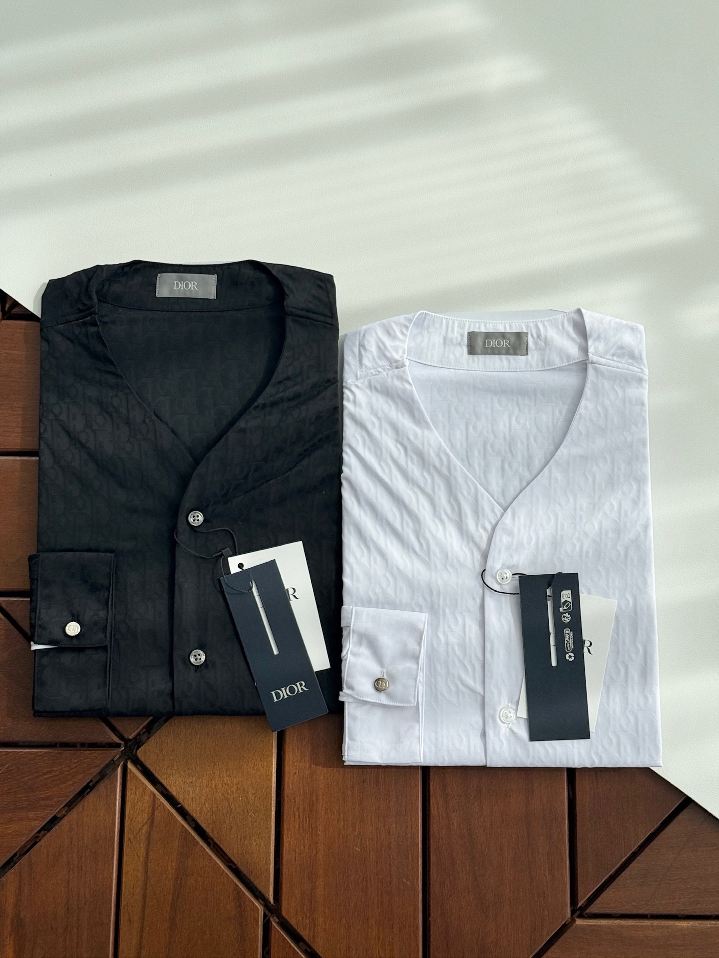 NO:550557,Dior, DIOR, color-woven jacquard high-quality craftsmanship, silk-blended high-end version, one piece of monk collar, you can see the counter for sale, replicate the original collar, one piece is connected to the door, exquisite workmanship, 2025 autumn and winter shirt, business gentleman commuting style is fashionable and decent, versatile and easy to control long-sleeved shirts, in the busy urban life, every business gentleman is pursuing a fashionable and decent dress style. Today, we bring you a long-sleeved style specially designed for business commuting The shirt adopts unique fabric craftsmanship to bring you a delicate and comfortable wearing experience. The delicate texture. After careful polishing, the surface of the fabric presents a delicate touch, soft and comfortable. This unique texture not only enhances the comfort of wearing, but also allows the shirt to visually present a high-quality sense. The high-end collar design is fashionable and decent. Elegance and fashion have won the love of many business gentlemen. It not only shows the wearer's fashion taste, but also shows a decent and generous image in business occasions. This shirt also uses high-quality fabrics, which have good breathability and moisture absorption. Even during long-term business activities, it can maintain a dry and comfortable wearing experience, allowing you to always maintain the best condition. Meet different needs and meet the dress needs of different business gentlemen. It can easily match various business occasions and show different styles and charm. Its versatile styles and business negotiations can be easily handled. Whether it is daily office, business negotiations, or participating in various meetings and activities, it can be easily dealt with. Its versatile style and delicate texture allow you to maintain confidence and calmness in any occasion. Make it a right-hand assistant in your career, allowing you to show your unique fashion taste and business style in your busy urban life. SMLXLXXL,,dior,dior,shirts,real silk,alexander wang19860909迪奥,DIOR,色织提花高周波工艺,真丝混纺高级版本,一片做和尚领,具体可看专柜在售,复刻还原原版领型,一片连上门仝,做工工艺考究,2025年秋冬衬衫,商务绅士通勤款时尚又得体,百搭好驾驭长袖衬衫,在繁忙的都市生活中,每一位商务绅士都在追求一种既时尚又得体的着装风格.今天,我们为您带来一款专为商务通勤打造的长袖衬衫,采用独特的面料工艺,为您带来细腻舒适的穿着体验.细腻质感.经过精心打磨处理,面料表面呈现出细腻的触感柔软舒适.这种独特的质感不仅提升了穿着的舒适度,更让衬衫在视觉上呈现出高级的品质感.高级领设计,时尚又得体.优雅、时尚赢得了众多商务绅士的喜爱.不仅展现出穿着者的时尚品味,更在商务场合中展现出得体大方的形象. 这款衬衫还选用优质面料,具有良好的透气性和吸湿性.即使在长时间的商务活动中,也能保持干爽舒适的穿着体验,让您始终保持最佳状态.满足不同需求.满足不同商务绅士的着装需求,都能轻松搭配各种商务场合,展现出不同的风格魅力.百搭款式,轻松驾驭各种场合.无论是日常办公、商务洽谈,还是参加各类会议、活动,都能轻松应对.其百搭的款式和细腻的质感,让您在任何场合下都能保持自信与从容.让它成为您职场生涯中的得力助手,让您在繁忙的都市生活中,展现出独特的时尚品味和商务风范. 码数 SMLXLXXL,,dior,dior,shirts,real silk,alexander wang,Men's clothing