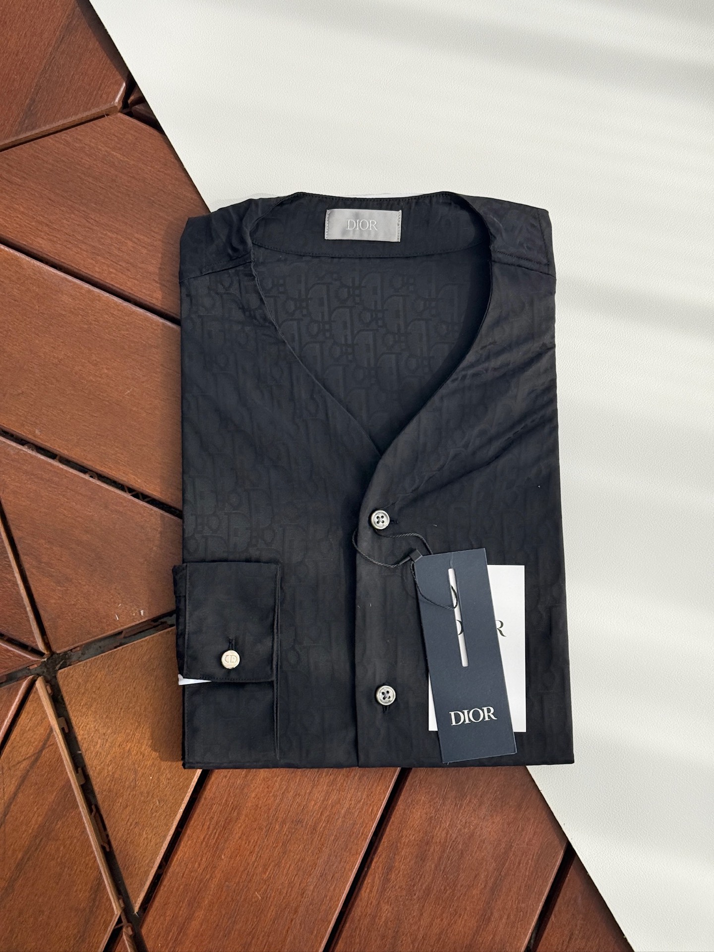 NO:550559,Dior, DIOR, color-woven jacquard high-quality craftsmanship, silk-blended high-end version, one piece of monk collar, you can see the counter for sale, replicate the original collar, one piece is connected to the door, exquisite workmanship, 2025 autumn and winter shirt, business gentleman commuting style is fashionable and decent, versatile and easy to control long-sleeved shirts, in the busy urban life, every business gentleman is pursuing a fashionable and decent dress style. Today, we bring you a long-sleeved style specially designed for business commuting The shirt adopts unique fabric craftsmanship to bring you a delicate and comfortable wearing experience. The delicate texture. After careful polishing, the surface of the fabric presents a delicate touch, soft and comfortable. This unique texture not only enhances the comfort of wearing, but also allows the shirt to visually present a high-quality sense. The high-end collar design is fashionable and decent. Elegance and fashion have won the love of many business gentlemen. It not only shows the wearer's fashion taste, but also shows a decent and generous image in business occasions. This shirt also uses high-quality fabrics, which have good breathability and moisture absorption. Even during long-term business activities, it can maintain a dry and comfortable wearing experience, allowing you to always maintain the best condition. Meet different needs and meet the dress needs of different business gentlemen. It can easily match various business occasions and show different styles and charm. Its versatile styles and easy control of various occasions. Whether it is daily office, business negotiations, or participating in various meetings and activities, it can be easily dealt with. Its versatile style and delicate texture allow you to maintain confidence and calmness in any occasion. Make it a right-hand assistant in your career, allowing you to show your unique fashion taste and business style in your busy urban life. SMLXLXX,,dior,dior,shirts,real silk,alexander wang19860909迪奥,DIOR,色织提花高周波工艺,真丝混纺高级版本,一片做和尚领,具体可看专柜在售,复刻还原原版领型,一片连上门仝,做工工艺考究,2025年秋冬衬衫,商务绅士通勤款时尚又得体,百搭好驾驭长袖衬衫,在繁忙的都市生活中,每一位商务绅士都在追求一种既时尚又得体的着装风格.今天,我们为您带来一款专为商务通勤打造的长袖衬衫,采用独特的面料工艺,为您带来细腻舒适的穿着体验.细腻质感.经过精心打磨处理,面料表面呈现出细腻的触感柔软舒适.这种独特的质感不仅提升了穿着的舒适度,更让衬衫在视觉上呈现出高级的品质感.高级领设计,时尚又得体.优雅、时尚赢得了众多商务绅士的喜爱.不仅展现出穿着者的时尚品味,更在商务场合中展现出得体大方的形象. 这款衬衫还选用优质面料,具有良好的透气性和吸湿性.即使在长时间的商务活动中,也能保持干爽舒适的穿着体验,让您始终保持最佳状态.满足不同需求.满足不同商务绅士的着装需求,都能轻松搭配各种商务场合,展现出不同的风格魅力.百搭款式,轻松驾驭各种场合.无论是日常办公、商务洽谈,还是参加各类会议、活动,都能轻松应对.其百搭的款式和细腻的质感,让您在任何场合下都能保持自信与从容.让它成为您职场生涯中的得力助手,让您在繁忙的都市生活中,展现出独特的时尚品味和商务风范. 码数 SMLXLXX,,dior,dior,shirts,real silk,alexander wang,Men's clothing