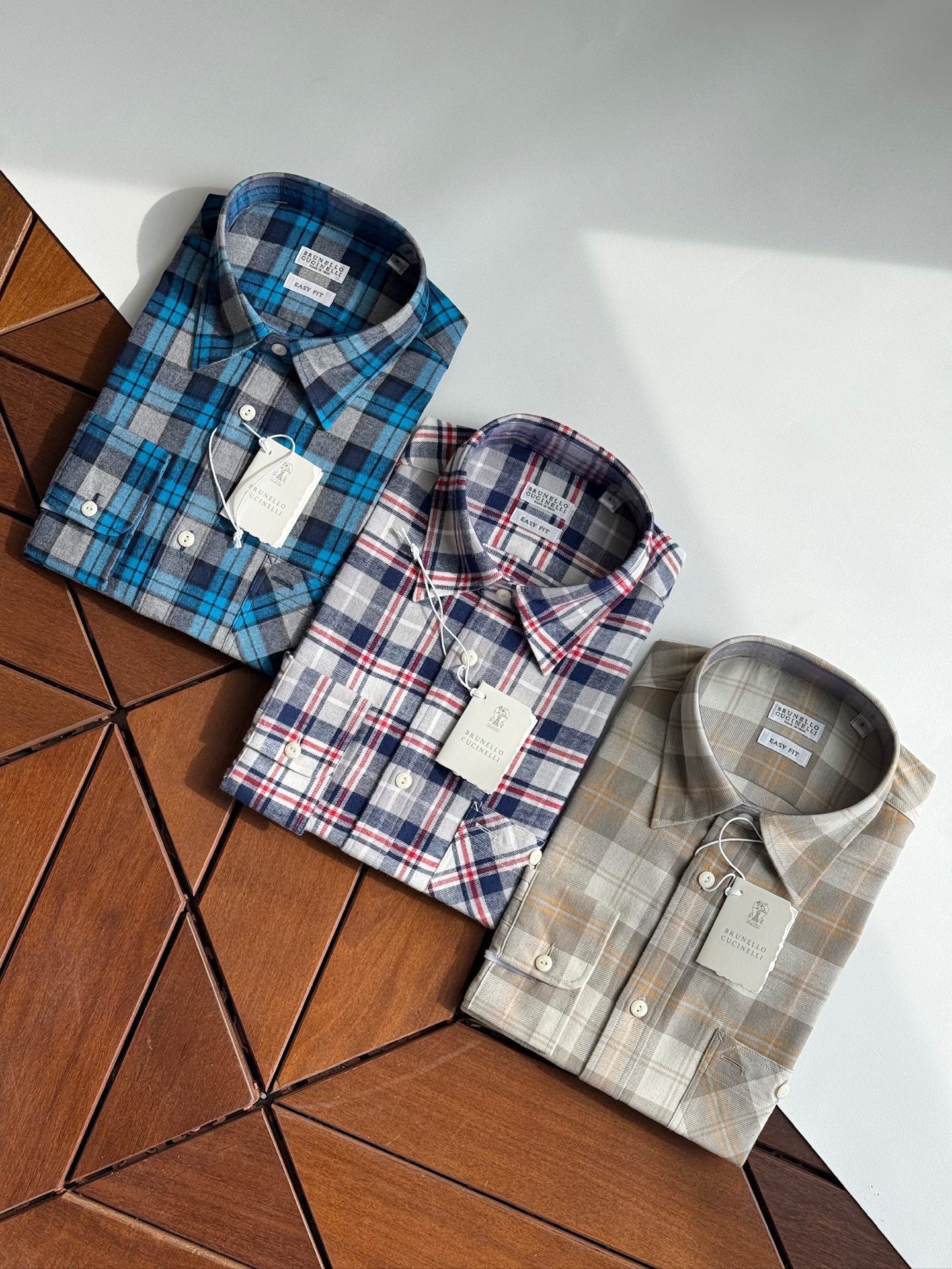 NO:550570,BC,,, The first bullet in autumn and winter of 2025, the color woven checkered hair grinding process creates a delicate texture!  Business gentleman commuting style fashionable and decent double bag double bag cover shirt. It can be business or casual!  !  !  The design is versatile and well-matched checkered long-sleeved shirt... In the busy urban life, every business gentleman is pursuing a fashionable and decent dress style. Today, we bring you a Windsor collar long-sleeved shirt specially designed for business commuting, using a unique wool grinding process to bring you a delicate and comfortable wearing experience. The wool grinding process creates a delicate texture. This shirt adopts advanced wool grinding process. After careful polishing, the fabric surface presents a delicate velvet feel, and the touch is soft and comfortable. This unique texture not only enhances the comfort of wearing, but also makes the shirt visually present a high-quality sense.  Windsor collar design is fashionable and decent. As one of the most popular collar types in recent years, the one-piece collar craftsmanship has won the love of many business gentlemen for its elegant and fashionable characteristics. This shirt adopts a classic Windsor collar design, which not only shows the wearer's fashion taste, but also shows a decent and generous image in business occasions. In addition to the unique wool craftsmanship and one-piece collar design, this shirt also uses high-quality fabrics, which have good breathability and moisture absorption. Even during long-term business activities, it can maintain a dry and comfortable wearing experience, so that you can always maintain the best condition. A variety of colors are available to meet different needs. In order to meet the dressing needs of different business gentlemen, this shirt is available in a variety of colors. Whether it is classic gray, fashionable dark green, brown-brown tones, it can be easily matched with various business occasions to show different styles and charm.  Versatile styles, easy to control various occasions. Whether it is daily office, business negotiation, or participating in various conferences and activities, this Windsor collar long-sleeved shirt created by wool craftsmanship can easily cope with it. Its versatile style and delicate texture allow you to maintain confidence and calmness in any occasion. Make it a right-hand assistant in your career, allowing you to show your unique fashion taste and business style in your busy urban life. SMLXLXXL,,shirts,alexander wang19860909BC,,,2025年秋冬第一弹,色织格仔磨毛工艺打造细腻质感！商务绅士通勤款时尚又得体双袋双袋盖衬衫.可商务可休闲！！！设计百搭好驾驭撞色格仔长袖衬衫...在繁忙的都市生活中,每一位商务绅士都在追求一种既时尚又得体的着装风格.今天,我们为您带来一款专为商务通勤打造的温莎领长袖衬衫,采用独特的磨毛工艺,为您带来细腻舒适的穿着体验. 磨毛工艺,打造细腻质感.这款衬衫采用先进的磨毛工艺,经过精心打磨处理,面料表面呈现出细腻的绒感,触感柔软舒适.这种独特的质感不仅提升了穿着的舒适度,更让衬衫在视觉上呈现出高级的品质感. 温莎领设计,时尚又得体.一片领的工艺作为近年来备受追捧的领型之一,以其优雅、时尚的特点赢得了众多商务绅士的喜爱.这款衬衫采用经典的温莎领设计,不仅展现出穿着者的时尚品味,更在商务场合中展现出得体大方的形象. 除了独特的磨毛工艺和一片领设计外,这款衬衫还选用优质面料,具有良好的透气性和吸湿性.即使在长时间的商务活动中,也能保持干爽舒适的穿着体验,让您始终保持最佳状态. 多种颜色可选,满足不同需求.为了满足不同商务绅士的着装需求,这款衬衫提供多种颜色可选.无论是经典的灰色、还是时尚的墨绿、偏棕咖的色调,都能轻松搭配各种商务场合,展现出不同的风格魅力. 百搭款式,轻松驾驭各种场合.无论是日常办公、商务洽谈,还是参加各类会议、活动,这款磨毛工艺打造的温莎领长袖衬衫都能轻松应对.其百搭的款式和细腻的质感,让您在任何场合下都能保持自信与从容. 让它成为您职场生涯中的得力助手,让您在繁忙的都市生活中,展现出独特的时尚品味和商务风范. 码数SMLXLXXL,,shirts,alexander wang,Men's clothing