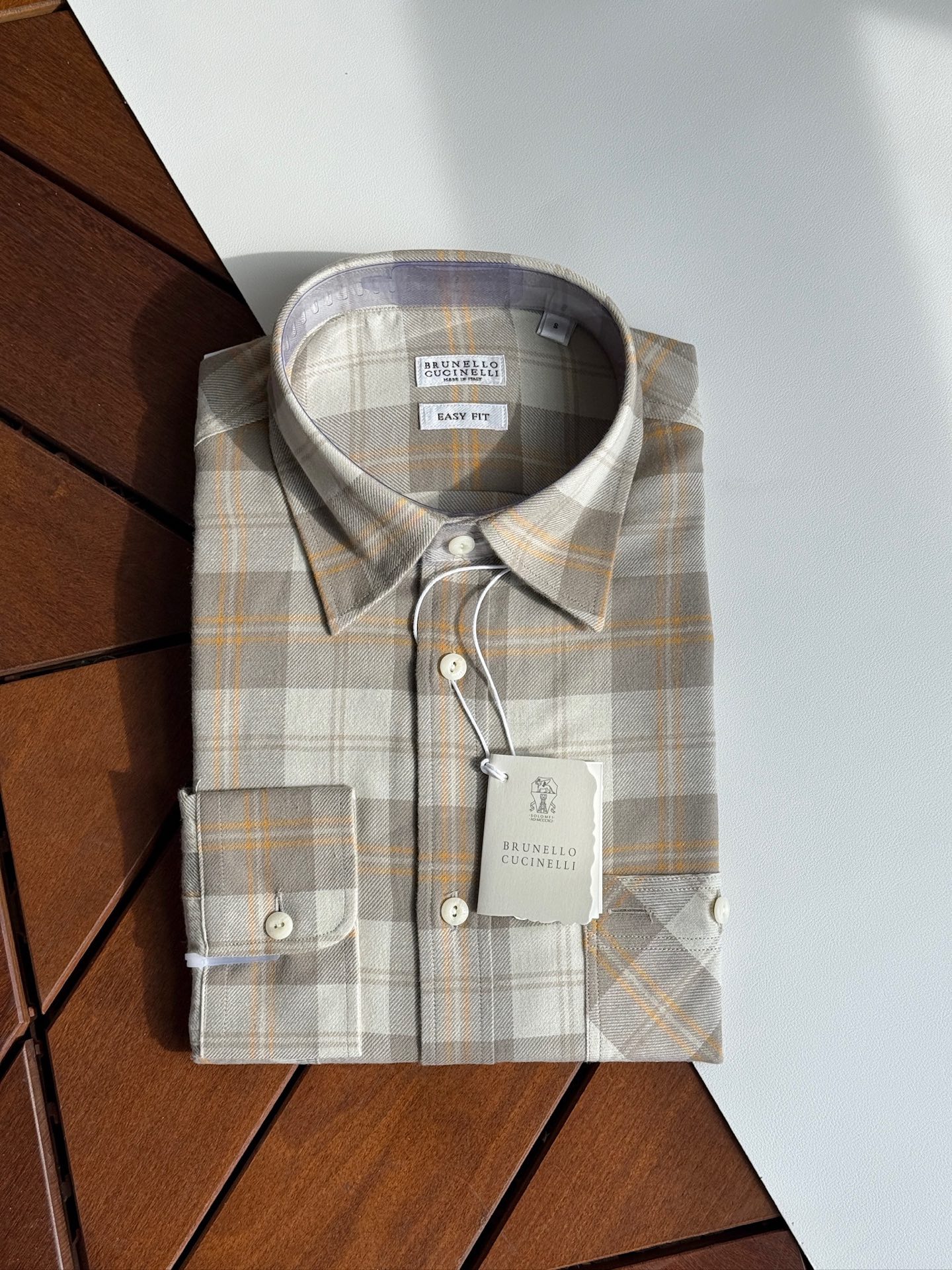 NO:550572,BC,,, The first bullet in autumn and winter of 2025, the color woven checkered hair grinding process creates a delicate texture!  Business gentleman commuting style fashionable and decent double bag double bag cover shirt. It can be business or casual!  !  !  The design is versatile and well-matched checkered long-sleeved shirt... In the busy urban life, every business gentleman is pursuing a fashionable and decent dress style. Today, we bring you a Windsor collar long-sleeved shirt specially designed for business commuting, using a unique wool grinding process to bring you a delicate and comfortable wearing experience. The wool grinding process creates a delicate texture. This shirt adopts advanced wool grinding process. After careful polishing, the fabric surface presents a delicate velvet feel, and the touch is soft and comfortable. This unique texture not only enhances the comfort of wearing, but also makes the shirt visually present a high-quality sense.  Windsor collar design is fashionable and decent. As one of the most popular collar types in recent years, the one-piece collar craftsmanship has won the love of many business gentlemen for its elegant and fashionable characteristics. This shirt adopts a classic Windsor collar design, which not only shows the wearer's fashion taste, but also shows a decent and generous image in business occasions. In addition to the unique wool craftsmanship and one-piece collar design, this shirt also uses high-quality fabrics, which have good breathability and moisture absorption. Even during long-term business activities, it can maintain a dry and comfortable wearing experience, so that you can always maintain the best condition. A variety of colors are available to meet different needs. In order to meet the dressing needs of different business gentlemen, this shirt is available in a variety of colors. Whether it is classic gray, fashionable dark green, brown-brown tones, it can be easily matched with various business occasions to show different styles and charm.  Versatile styles, easy to control various occasions. Whether it is daily office, business negotiation, or participating in various conferences and activities, this Windsor collar long-sleeved shirt created by wool craftsmanship can easily cope with it. Its versatile style and delicate texture allow you to maintain confidence and calmness in any occasion. Make it a right-hand assistant in your career, allowing you to show your unique fashion taste and business style in your busy urban life. SMLXLXXL,,shirts,alexander wang19860909BC,,,2025年秋冬第一弹,色织格仔磨毛工艺打造细腻质感！商务绅士通勤款时尚又得体双袋双袋盖衬衫.可商务可休闲！！！设计百搭好驾驭撞色格仔长袖衬衫...在繁忙的都市生活中,每一位商务绅士都在追求一种既时尚又得体的着装风格.今天,我们为您带来一款专为商务通勤打造的温莎领长袖衬衫,采用独特的磨毛工艺,为您带来细腻舒适的穿着体验. 磨毛工艺,打造细腻质感.这款衬衫采用先进的磨毛工艺,经过精心打磨处理,面料表面呈现出细腻的绒感,触感柔软舒适.这种独特的质感不仅提升了穿着的舒适度,更让衬衫在视觉上呈现出高级的品质感. 温莎领设计,时尚又得体.一片领的工艺作为近年来备受追捧的领型之一,以其优雅、时尚的特点赢得了众多商务绅士的喜爱.这款衬衫采用经典的温莎领设计,不仅展现出穿着者的时尚品味,更在商务场合中展现出得体大方的形象. 除了独特的磨毛工艺和一片领设计外,这款衬衫还选用优质面料,具有良好的透气性和吸湿性.即使在长时间的商务活动中,也能保持干爽舒适的穿着体验,让您始终保持最佳状态. 多种颜色可选,满足不同需求.为了满足不同商务绅士的着装需求,这款衬衫提供多种颜色可选.无论是经典的灰色、还是时尚的墨绿、偏棕咖的色调,都能轻松搭配各种商务场合,展现出不同的风格魅力. 百搭款式,轻松驾驭各种场合.无论是日常办公、商务洽谈,还是参加各类会议、活动,这款磨毛工艺打造的温莎领长袖衬衫都能轻松应对.其百搭的款式和细腻的质感,让您在任何场合下都能保持自信与从容. 让它成为您职场生涯中的得力助手,让您在繁忙的都市生活中,展现出独特的时尚品味和商务风范. 码数SMLXLXXL,,shirts,alexander wang,Men's clothing