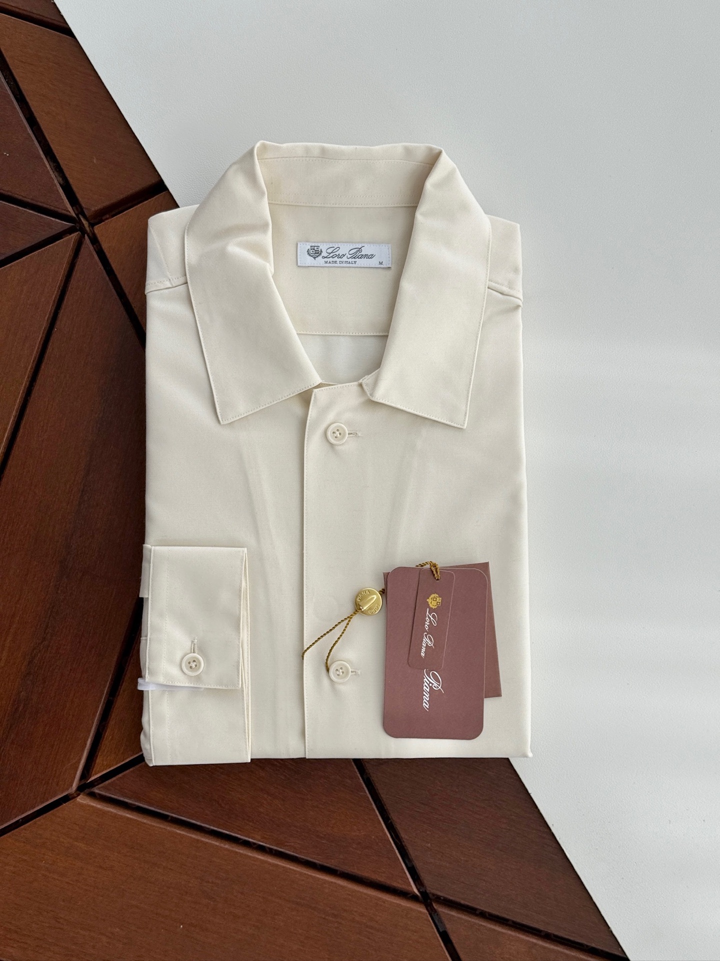 NO:569648,The old leader style overcomes the double pocket design and selects high-quality floral yarn and linen... LP Jianuo Youpianya, classic retro old money style casual jacket, authentic color, a must-have for linen lovers!  LP homologous vintage linen jacket Who understands the relaxation brought by linen fabric?  This casual jacket from the LP family is full of laziness and casualness. It is made of high-quality floral linen, which is breathable and not stuffy, absorbs sweat and dries quickly, and is not afraid of sensitive skin. It is skin-friendly and comfortable. The old leader's parka design instantly adds a bit of neatness and sophistication, is windproof and shows spirit; the original fruit has laser brand letter buttons. Casual and comfortable.  Classic retro old money style elements, full of retro charm, you can wear it casually to create a sense of atmosphere, you don’t have to worry about clashing styles when you go out, it is niche and unique, and it can easily become the focus of the crowd. Size MLXLXXL, four slightly loose sizes!  !  !  ,,loro piana,jackets & coats,jackets & coats,alexander wang19860909老领导派克服双插口袋设计,甄选优质花纱亚麻...LP家诺悠翩雅,经典复古老钱风休闲夹克外套,颜色正宗,亚麻控必入！LP同源复古亚麻夹克 谁懂亚麻面料带来的松弛感？这件LP家同源休闲夹克,把慵懒随性拉满.它用的是优质花纱亚麻,透气不闷热,吸汗干得快 ,皮肤敏感也不怕,亲肤又舒适.老领导的派克服设计风,瞬间增添几分利落与干练,防风又显精神；原配的果实带镭射品牌字母纽扣.随性又自在. 经典复古老钱风元素,满满的复古韵味,随便一穿就很有氛围感,出门完全不用担心撞款,小众又独特,轻松成为人群焦点. 码数MLXLXXL,略宽松的四个码数！！！,,loro piana,jackets & coats,jackets & coats,alexander wang,Men's clothing