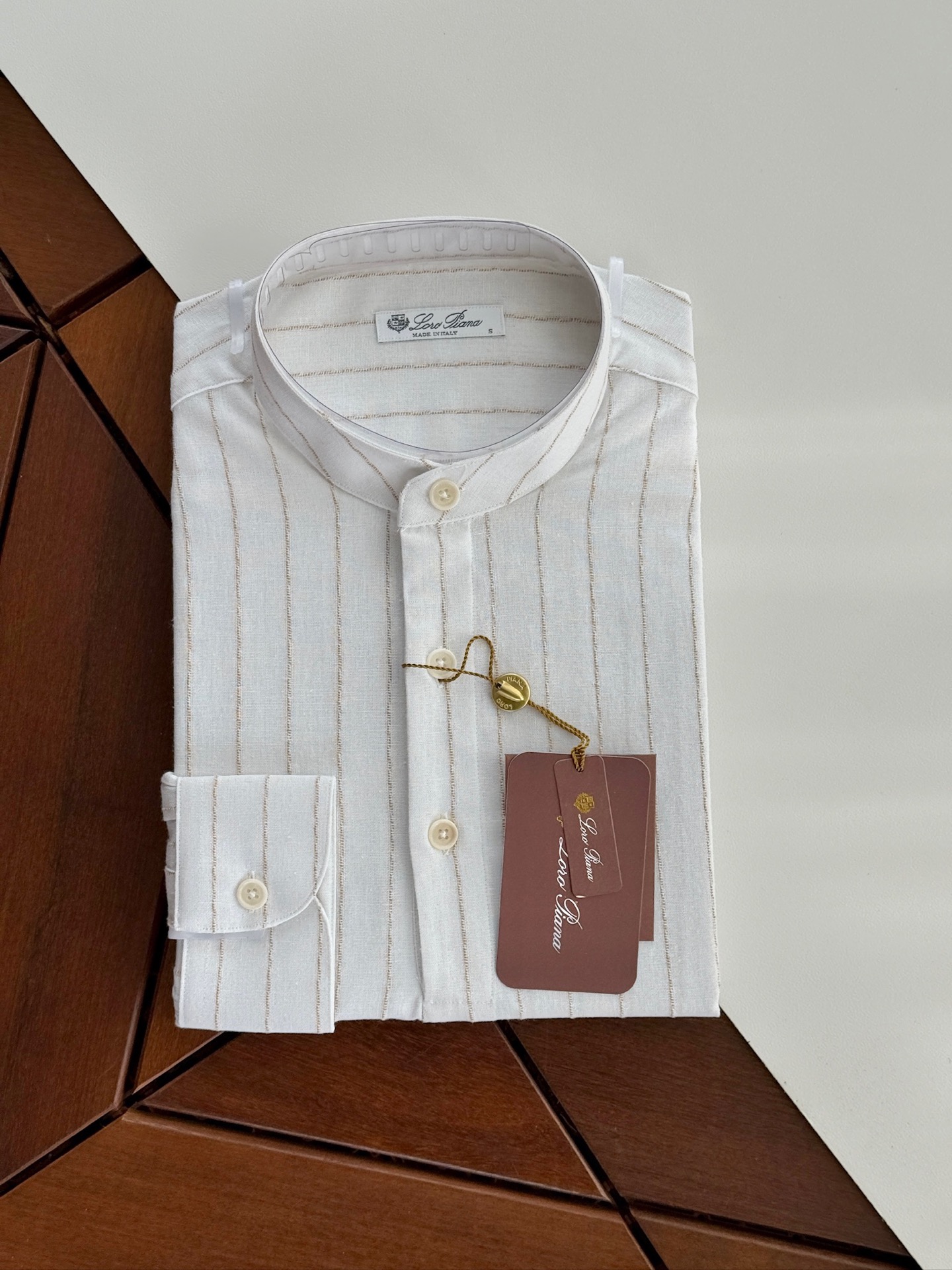 NO:569644,[LP Zhenpin new Chinese style unique Zhongshan stand collar design linen pullover long-sleeved shirt] Original men's business casual shirt, trading company channel supply, high-end luxury ready-made clothing series!  Born out of classics, the signature items that must be released every season are reincarnated every season. The new season still continues the design tone, bringing the Italian urban noble minimalist style to the extreme. The whole is clean and straightforward, with only independent collar embellishment, which belongs to the soul-like existence. Minimalism is the highest fashion expression!  Taking fabric and tailoring as the main focus, the high-quality small stand-up collar shirt made of linen imported from Italy has a super texture, excellent skin-friendliness and comfort!  The tailoring is first-class, every inch is just right, the slightly loose version, the lines are smooth and clean, the upper body effect is excellent, it can easily create a sense of competence and neatness, and can interpret the ultra-stylish urban elites and stars. The basic color matching with high compatibility, the invincible versatile type, both elegant and harmonious, can run through many seasons, and has a wide range of compatibility with bottoms. It is a must-have basic item for men's wardrobe!  SizeSMLXLXXL,,loro piana,shirts,alexander wang19860909【LP臻品新中式独特中山立领设计亚麻套头款长袖衬衫】原单男士商务休闲衬衫,贸易公司渠货源,高端奢侈成衣系列！ 因经典而生,每季必出的招牌单品,在每一季轮回,新一季仍然延续了设计基调,将意式的都市高贵极简风发挥到极致,整体干净且直白,唯独立领点缀,属于灵魂式的存在,极简才是最高级的时尚表达！ 以面料和裁剪为主导,意大利进口亚麻面料高品质小立领衬衫质感超强,亲肤性与舒适性极佳！ 剪裁一流,每一寸都拿捏的恰到好处,略微宽松的版型,线条感流畅干净,上身效果出色,轻易塑造出干练和利落感,且可以诠释出超具型格的都市精英和明星即视感,兼容性极高的基础配色,无敌的百搭类型,亦庄亦谐,可以贯穿多个季节,与下装兼容空间极广,男人衣橱必备的基础单品！ 尺码SMLXLXXL,,loro piana,shirts,alexander wang,Men's clothing