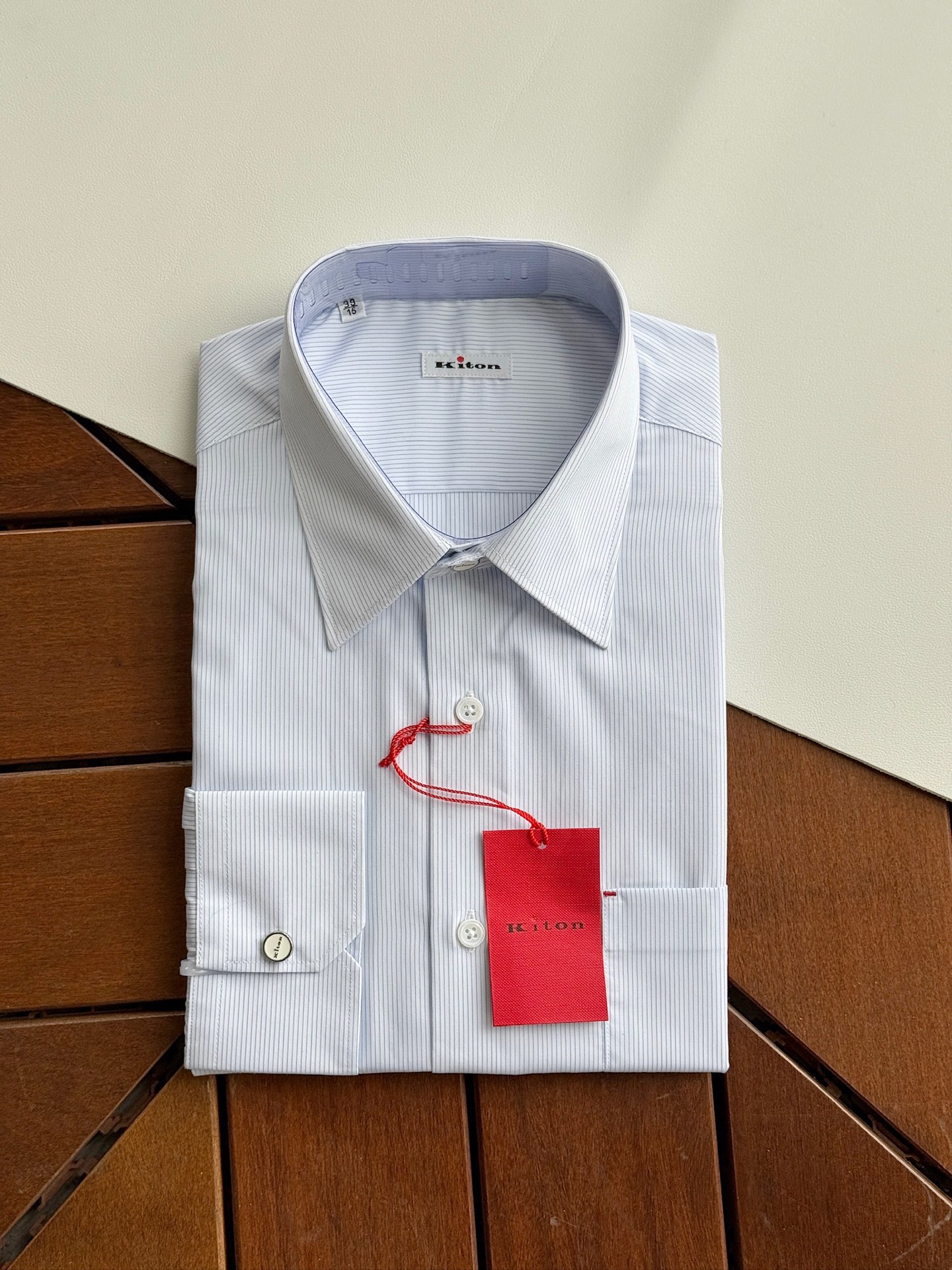 NO:614184,KITON red dot, distinctive striped business shirt, brand logo contrast line and two pieces of embroidered K red dots on the feet, with 3 rubber metal buckles, the overall low-key but still brand style, 100-count three-ply yarn-dyed striped fabric, delicate and smooth, SMLXLXXL,, shirts, alexander wang19860909KITON 齐顿红点,特色条纹商务衬衫,品牌标识的撞色线和脚贴两片绣花K红点,搭配3粒滴胶金属扣,整体低调但是不失品牌风范,100支三股纱的色织条纹面料,细腻滑顺,SMLXLXXL,,shirts,alexander wang,Men's clothing