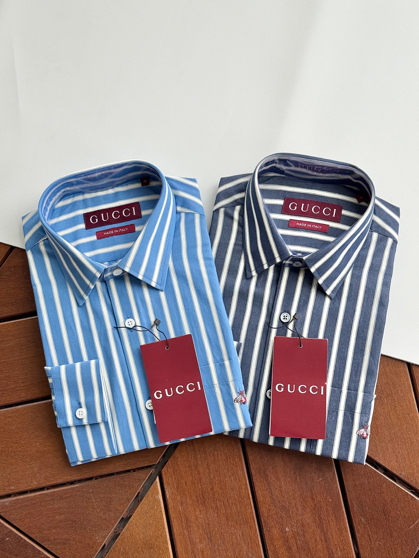 NO:950493,New model shipped!  !  !  Gucci Gucci, two-color, yarn-dyed striped new style, new style, new style, long-sleeved shirt!  High-end luxury ready-to-wear series for business men, platinum level in full condition, pure bloodline products, exquisite details, first-class appearance, impeccable!  The fabric is made of poplin cotton. Poplin is naturally light and has high density. It is soft, breathable and highly drapey. It is crisp and stylish and will not feel floppy on the body at all. It looks very textured!  You can look at the details of the workmanship. You can't even find a thread in the double-stranded wire!  !  !  The collar has good contours and is stiff, with 3.0-thick shell buttons, and the bee logo embroidery on the left front panel is full and three-dimensional!  Very exquisite craftsmanship, the wiring is perfectly matched, impeccable!  The upper body effect is excellent. It can be mixed and matched for commuting or leisure. There is no age limit. It can interpret the ultra-stylish urban elite feeling. It is a fashionable item with high control. Two colors, dark blue strips, light blue strips, size S-XXL 020,,gucci,gucci,shirts,19860909新款出货！！！Gucci古驰,两色,色织条纹新款,新款,新款,长袖衬衫！商务男士高端奢侈成衣系列,白金级全品相,纯正血统臻品,细节精湛考究,品相一流,无可挑剔！面料是采用府绸棉,府绸天性轻薄而密度高,柔软透气悬垂性强 挺括有型完全不会软塌塌的在身上,显得十分有质感！做工可以看一下细节,双股线连一个线头都找不到！！！领子轮廓好,硬挺,3.0厚度贝壳纽扣,左前幅蜜蜂logo刺绣饱满立体！非常精致匠心,走线严丝合缝,无可挑剔！上身效果出色,即通勤亦休闲混搭,无年龄层次限定,可以诠释出超具型格的都市精英感,属于驾驭度极高的时髦单品,两色,深蓝条,浅蓝条,尺码S-XXL 020,,gucci,gucci,shirts,,Men's clothing