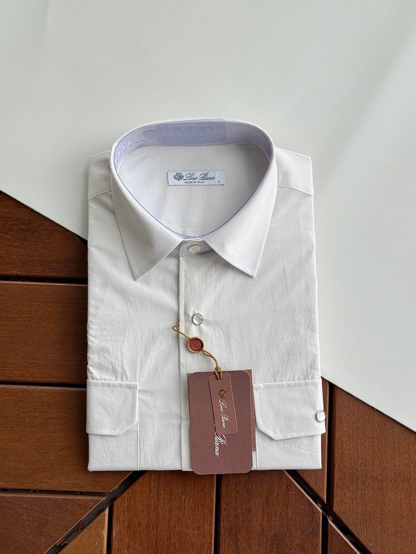 NO:608969,Pearl white details, LORO PIANA, 2025 FW new autumn and winter style. Classic shirts look good no matter how you wear them. They are durable. LP’s shirts pay attention to quality, style and workmanship, and there are many hot styles every year.  Careful selection of fabrics and strict requirements have created this natural linen cashmere fabric. It is also micro-elastic and has been treated with liquid ammonia for no ironing. You can’t find this kind of high-end product on the market. There are many similar models, but none of this level of fabric workmanship. The feel and texture are first-class, comfortable and breathable.  Soft. The classic double-bag flap style, combined with pearlescent white cotton and bronze bottom four-button buckles, is a good choice for outer wear and inner wear. Both the overall effect and the details of the private parts are the embodiment of advanced craftsmanship... Three colors, pearl white, beige, black, SMLXLXXL,, loro  piana,loro piana,shirts,alexander wang19860909珍珠白色细节, LORO PIANA诺悠翩雅,2025FW秋冬新款 经典版型的衬衫怎么穿都好看.耐看.LP的衬衫讲究品质,版型,做工,每年都有很多爆款. 对面料精挑细选,严苛的要求.造就了这款天然亚麻羊绒面料.而且还带微弹,还做了液氨免烫处理,你市面上找不到这种高级货,类似款有很多,但是面料做工这种级别的没有.手感,质感一流,贴身舒适,透气柔软.经典的双袋盖款式,配合珠光白棉,青古铜底的四合扣,外穿内搭都是很不错的选择.无论整体效果还是细节私处都是高级工艺的体现...三个色,珍珠白,米杏色,黑色,SMLXLXXL,,loro piana,loro piana,shirts,alexander wang,Men's clothing