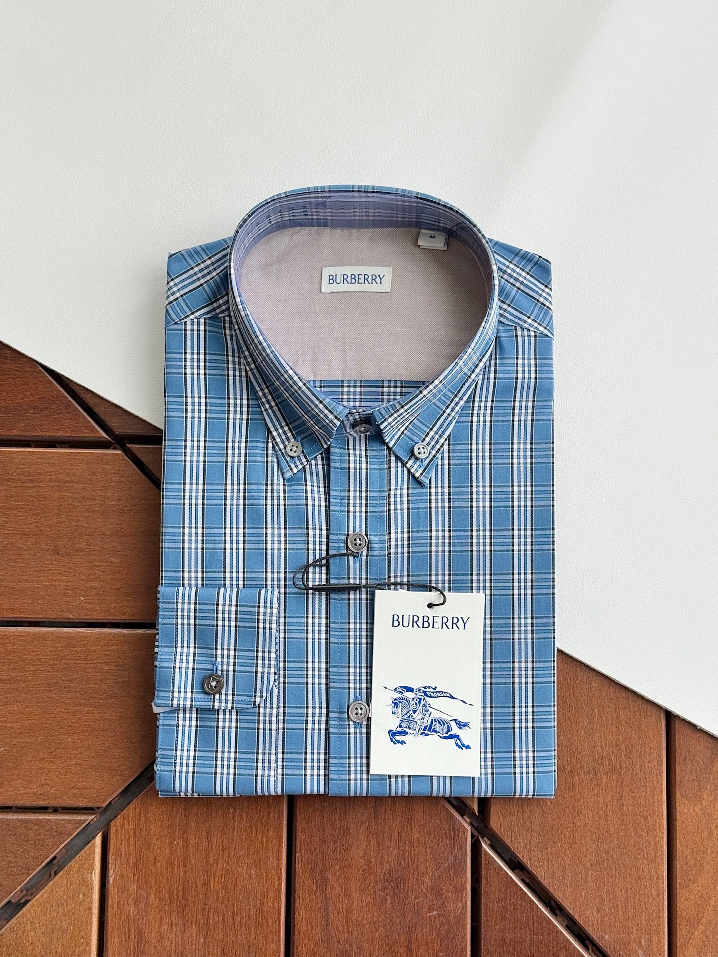 NO:608953,Navy blue details, your favorite BURBERRY yarn-dyed checkered pattern is here, the first choice for gentlemen!  !  !  A must-have for autumn and winter, the design of BURBERRY men's long-sleeved shirt follows the tone of his brand's modern minimalism, bringing the Italian urban noble style to the extreme. The overall shape is clean and neat, without any superfluous elements. It can be used in a simple and calm manner, and can be easily used for business and leisure!  A basic item to go with a formal look. The use of solid colors highlights the beautiful finishing effect of fine fabrics. This tailoring shirt is long-sleeved and equipped with a wide-angle collar. The material is comfortable and easy to care for. Clothes made of this fabric are very light and silky, soft to the touch, and more skin-friendly, perfectly combining comfort and texture beauty!  !  !  The classic slightly slim fit continues the unique Italian style charm of his family. Whether paired with a casual cardigan or a formal suit, it has a sense of gentlemanly elegance! SMLXLXXL,,burberry,burberry,shirts,business suit,alexander wang19860909海军蓝细节,您最爱的BURBERRY巴宝莉色织格仔来了,绅士首选！！！秋冬必备,BURBERRY巴宝莉男士长袖衬衫 设计上沿袭了他家现代极简主义基调,将意式的都市高贵格调发挥到极致,整体造型干净利落,无任何多余元素,由至简演绎从容姿态,商务休闲都能轻松玩转! 搭配正装造型的基础单品.运用纯色配色,凸显精细面料的优美饰面效果.此款精裁衬衫采用长袖款式,配以宽角领.材质舒适,容易打理.这种面料制成的服装十分轻盈丝滑,触感柔软,更为亲肤,完美兼容了舒适感与肌理美感！！！经典微修身版型,延续了他家特有的意式风格魅力,不论配休闲的开衫还是正式的西装,都自带一份绅士的优雅感!SMLXLXXL,,burberry,burberry,shirts,business suit,alexander wang,Men's clothing