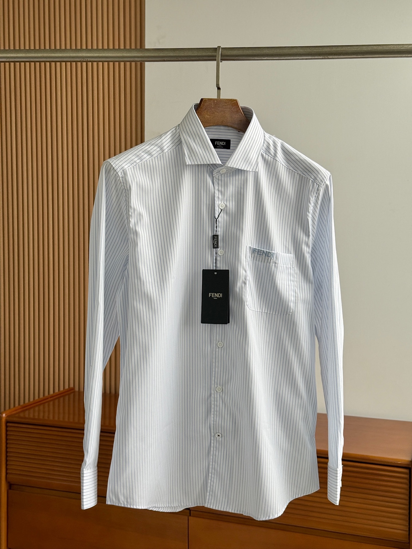 NO:950546,,,,,, 2025FW new autumn and winter products, Fendi, FENDI, the leader in the fashion industry, old brand stripes with contrasting embroidery, men's long-sleeved shirts. The design follows the consistent modern minimalist tone, bringing the Italian urban noble style to the extreme. The overall shape is clean and neat, without any superfluous elements, and the simple interpretation of the calm posture can be easily used for business and leisure!  A basic item to go with a formal look. The use of solid colors highlights the beautiful finish of fine fabrics. This tailored shirt has long sleeves and a wide-angle collar. The material is comfortable and easy to care for. Clothes made of this fabric are very light and silky, soft to the touch, and more skin-friendly, perfectly combining comfort and texture beauty!  !  !  The classic slightly slim fit continues the unique Italian style charm of his family. Whether paired with a casual cardigan or a formal suit, it has a sense of gentlemanly elegance! SMLXLXXL 020,,fendi,fendi,shirts,business suit,19860909,,,,,2025FW秋冬新品,芬迪,FENDI,时尚界翘楚,老牌条纹撞色绣花,男士长袖衬衫 设计上沿袭了一贯滴现代极简主义基调,将意式的都市高贵格调发挥到极致,整体造型干净利落,无任何多余元素,由至简演绎从容姿态,商务休闲都能轻松玩转! 搭配正装造型的基础单品.运用纯色配色,凸显精细面料的优美饰面效果.此款精裁衬衫采用长袖款式,配以宽角领.材质舒适,容易打理.这种面料制成的服装十分轻盈丝滑,触感柔软,更为亲肤,完美兼容了舒适感与肌理美感！！！经典微修身版型,延续了他家特有的意式风格魅力,不论配休闲的开衫还是正式的西装,都自带一份绅士的优雅感!SMLXLXXL 020,,fendi,fendi,shirts,business suit,,Men's clothing