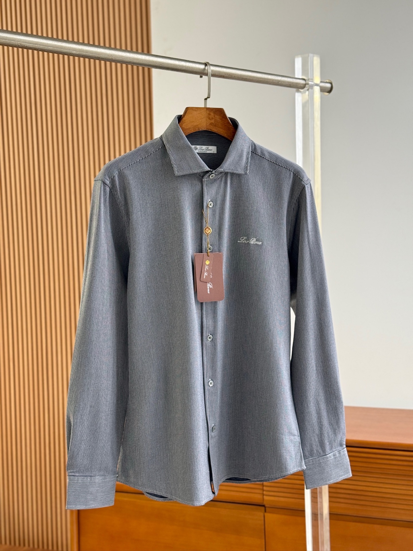 NO:950482,LP family, men's business casual long-sleeved shirts, products from Hong Kong Matheson Channel, heavy-duty high-end products, a high-end luxury platinum-level single product, pure appearance!  A very good-looking shirt, yarn-dyed striped stretch wool blend fabric, very silky and soft without losing warmth, simple sketch presentation, very high-end and fashionable, model of business shirt, custom-made fabrics for customers, high-end blended fabrics, fabric texture and comfort are at their peak, skin-friendly and breathable, full of cotton feel, tactile experience is self-evident, ultimate luxury enjoyment!  The details are exquisite, the quality is first-class, the high-grade mother-of-pearl buckles are carefully selected, and the stitching is perfectly matched!  The slim cut version has excellent upper body effect and can easily create a sense of competence and neatness. It can be used for commuting or leisure. There is no age limit. It can interpret the ultra-stylish urban elite feeling. It is a fashionable item with a high degree of control!  SMLXLXXL,,loro piana,shirts,19860909LP家族,男士商务休闲长袖衬衫,香港洋行渠道货,重磅高端臻品,一款高奢品鉴白金级单品,品相纯正！ 颜值度颇高的一款衬衫,色织条纹带弹力羊毛绒混纺面料,很丝滑柔软还不失去温暖,简洁速写的呈现方式,非常高级且时髦,商务衬衫典范,客供高级订织面料,高级混纺面料,面料质感与舒适度达到登峰造极,亲肤性与透气性绝佳,棉感十足,触感体验不言而喻,奢华极致享受！细节精致考究,品相一流,甄选的高级母贝扣,走线严丝合缝！ 修身裁剪版型,上身效果出色,轻易塑造出干练和利落感,即通勤亦休闲,无年龄层次限定,可以诠释出超具型格的都市精英感,属于驾驭度极高的时髦单品！SMLXLXXL,,loro piana,shirts,,Men's clothing