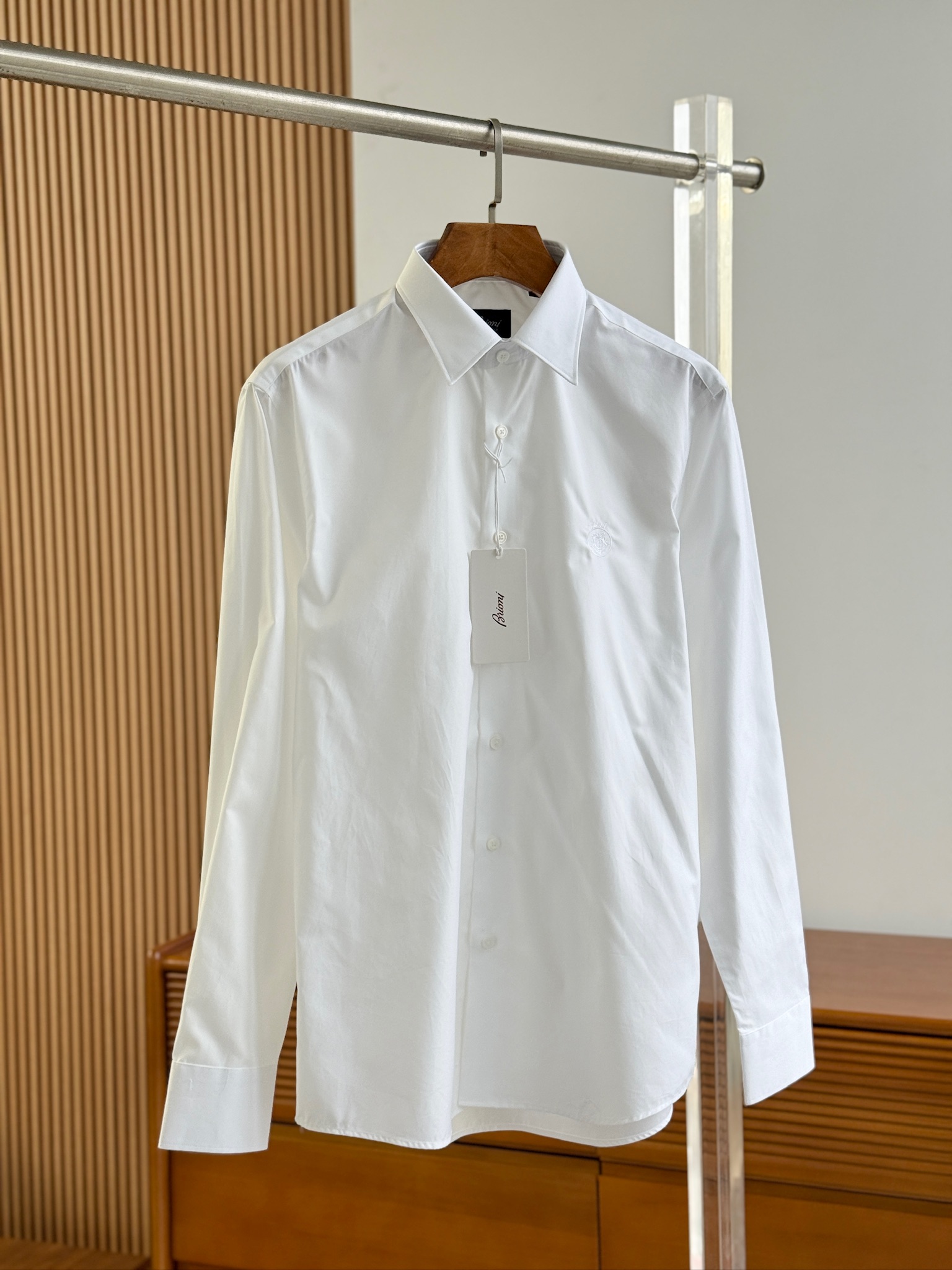 NO:950469,Brioni private sector boss!  Long-sleeved shirts with high-end satin fabrics used by the royal family, burnt cotton, new technology, simple design, brand logo embroidery, and supply from trading companies!  High-end luxury ready-to-wear series, platinum level in full condition, pure lineage products, mainly recommended at the counter for sale, Brioni is fond of elegant and simple design and tailoring.  This season's single products are also born from classics. They reincarnate every season. The new season still continues the design tone, bringing the Italian urban noble minimalist style to the extreme. The whole is clean and straightforward, without any complicated craftsmanship, no aesthetic fatigue and worries about being outdated. Minimalism is the highest fashion expression!  Taking fabrics and tailoring as the main focus, Italy's special burnt cotton fabric is a brand new concept. Only by experiencing it on the upper body can you not regret the wonderful touch!  It is definitely a different quality than the commonly known spandex!  High-end ready-to-wear garments are treated with no-iron processing, the texture is super strong and elastic, and the skin-friendly and comfortable fit are perfect. The brand logo embroidery details are exquisite and exquisite, and it is absolutely simple and outstanding!  The tailoring is first-class, every inch is just right, the lines are smooth and clean, the upper body effect is excellent, and it is easy to create a capable and neat look!  Size:SMLXLXXL,,shirts,19860909Brioni私定界大佬！皇室御用臻品缎纹面料烧花棉新型工艺简约设计品牌标识绣花赋能的长袖衬衫,贸易公司渠货源！高端奢侈成衣系列,白金级全品相,纯正血统臻品,专柜主推在售,布莱奥尼(Brioni)钟情于优雅简约的设计剪裁. 这季单品也因经典而生,在每一季轮回,新一季仍然延续了设计基调,将意式的都市高贵极简风发挥到极致,整体干净且直白,无任何复杂工艺做噱头,无审美疲劳感和过气的担忧,极简才是最高级的时尚表达！ 以面料和裁剪为主导,意大利特供烧花棉面料一种全新的新概念,只有上身体验过才能不会后悔的绝妙触感！ 与普遍所认知中的氨纶是绝对不一样的品质！ 高级成衣免烫工艺处理,质感超强弹力绝佳,亲肤性与舒适性完美适配,品牌logo刺绣细节工艺精致考究,绝对的简单促就极具的出色！ 剪裁一流,每一寸都拿捏的恰到好处,线条感流畅干净,上身效果出色,轻易塑造出干练和利落感！ 尺码:SMLXLXXL,,shirts,,Men's clothing