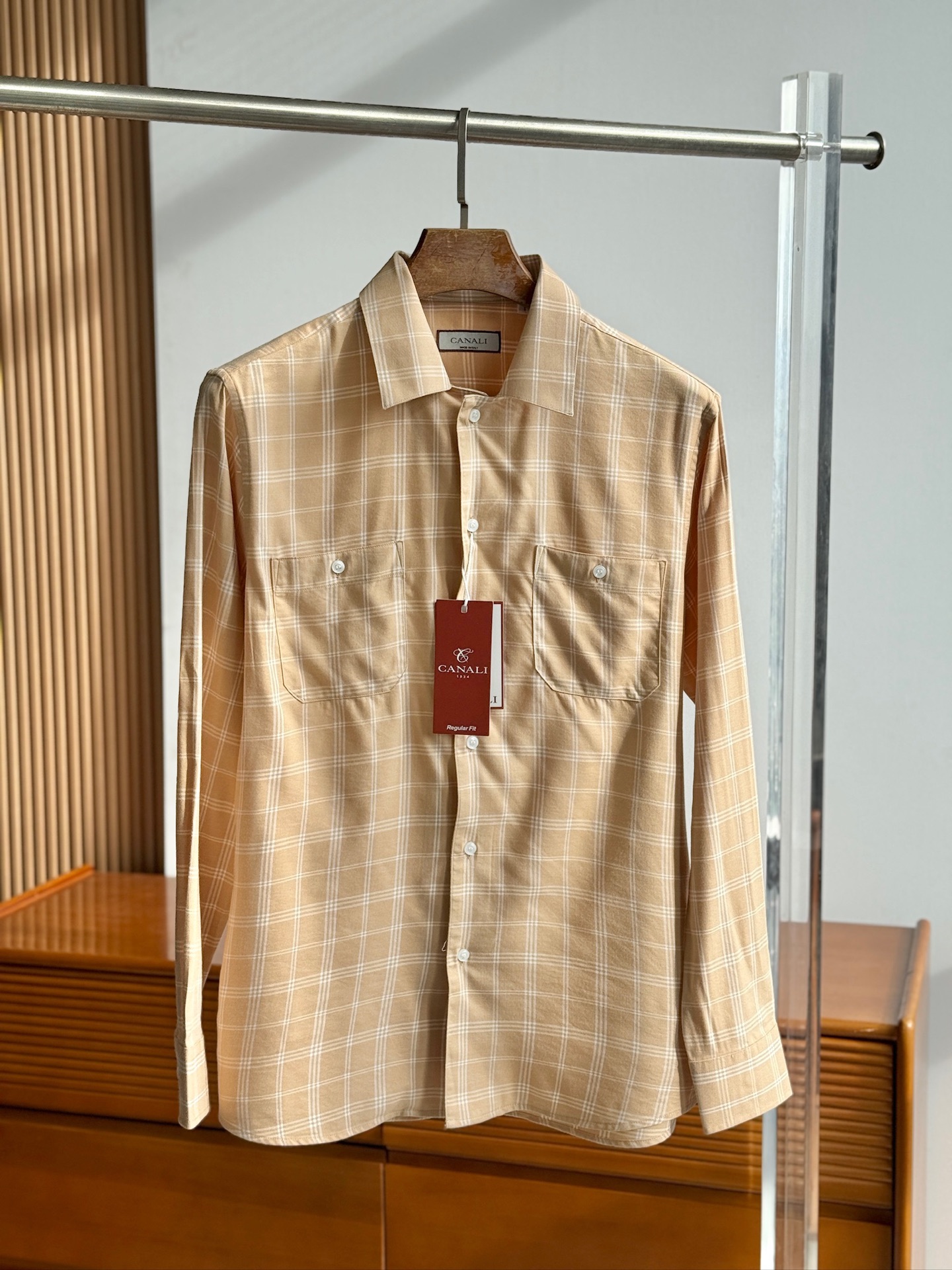 NO:950460,CANALI, Italy's top men's clothing brand, is low-key, luxurious and connotative, with an unobtrusive taste and style. The sophistication of fabric cutting and collar shape is obvious to all... The fabric is exclusively for yarn-dyed checkered fabrics in Esquel autumn and winter, with double chest pockets, integrating business and leisure, and the fabric is soft and comfortable... The upper body is gentlemanly and elegant, single color, goose yellow, SMLXLXXL,,19860909意大利顶尖男装品牌,康纳利CANALI 低调奢华有内涵,不显山不露水的品味格调,面料裁剪和领型的精致程度有目共睹...面料溢达秋冬专供色织格仔,胸前双袋,商务休闲一体化,面料柔软舒适...上身绅士儒雅,单色,鹅黄色,SMLXLXXL,,,Men's clothing
