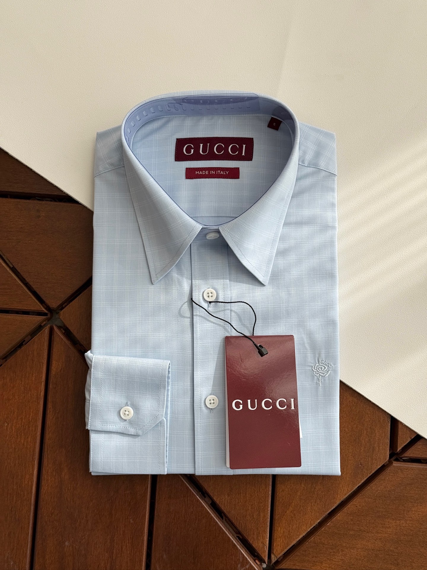 NO:950504,Exquisitely embroidered original yarn-dyed fabric, GUCCI classic rose embroidery series fashionable men's shirts. Original men's high-end embroidered long-sleeved shirts. Trading company's foreign goods, high-end platinum level products, luxury limited edition, new official products, pure blood quality!  There is no doubt about Gucci’s stuff. Its rank and brand influence are very representative, and it has its own unique style and aesthetics. Among the many single product series, its basic items are Gucci’s classic ace works. It has nothing to do with the season and style trend. It is a type that must be released every season. It abandons fashion concept design and presents it in a streamlined yet fashionable style!  A shirt that is very in line with Gucci’s aesthetic tone, and the neckline design is quite stunning!  The imported machine pattern is embellished with embroidery, which seamlessly displays a fashionable statement with a distinctive attitude. It is very label-like and perfectly flaunts the brand's identity!  The imported heavyweight fabric is supplied by the customer and is made of combed and ultra-fine GIZA45 grade yarn-dyed Egyptian cotton, 120 high-count double-strand worsted. It has been treated with a no-iron process. The texture is quite high-quality and has excellent skin-friendliness. The fabric texture reveals a high-end and luxurious feel, and the tactile experience value is excellent!  Exquisite details, selected high-grade metal buckles, two-color basics that are versatile, suitable for commuting and leisure, no age limit, a fashionable item with high controllability!  Size S-XXL,,gucci,shirts,19860909精美的刺绣原版色织面料,GUCCI经典玫瑰花刺绣系列时尚男士衬衫.原单男士高级刺绣长袖衬衫 .贸易公司洋行货,高端白金级臻品,奢侈限量版,官柜新品,纯正血统品质！古奇的东西无需质疑,其段位和品牌影响力都属于极具代表性的,有着自身独特的风格美学,在众多单品系列中其基础款单品属于古奇的经典王牌之作,无关季节和风格走向,属于每季节必出的类型,摒弃了时装概念设计,以精简而不失时髦的画风呈现！极符合古奇美学基调的一款衬衫,领口的设计颇为惊艳！进口机图案以刺绣体点缀,浑然一体展现出极具鲜明态度的时髦主张,非常标签化完美标榜了品牌的身份！ 客供进口重磅面料,采用精梳超细的 GIZA45等级色织埃及棉,120高支双股精纺而成,经过免烫工艺处理,质感颇为上乘,亲肤性绝佳,面料肌理透着高级和贵奢感触感体验值绝佳！细节精致考究,,甄选的高级金属感扣,双色基础百搭,通勤亦休闲,无年龄层次限定,驾驭度极高的时髦单品！ 尺码S-XXL,,gucci,shirts,,Men's clothing