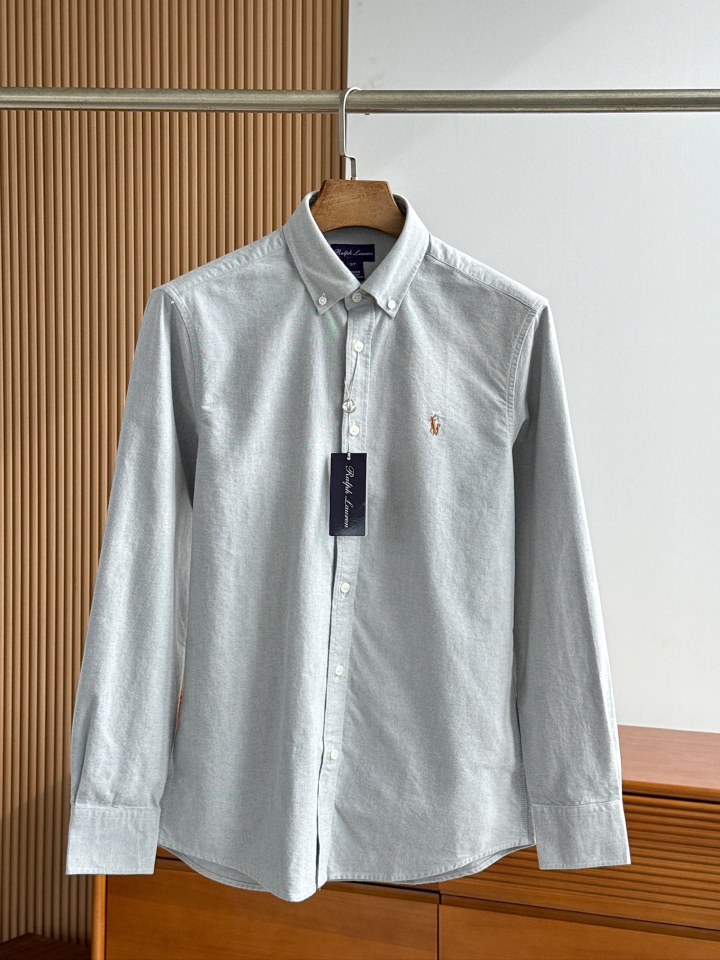 NO:950447,Five new colors of classic Ponyboy purple main label are on the market, Raulph Lauren, Purple Label Purple Label Oxford spun brushed long-sleeved shirt, high-end Purple Label series! New products for autumn and winter 25, Purple Label high-end luxury ready-to-wear line, extremely sophisticated in design and quality, classic three-dimensional colorful Ponyboy embroidered body badge, very high-end, and flaunting the brand identity! As a recognized fashion item, Oxford Spun is undoubtedly fashionable  One of the elements with the strongest vitality in the industry. Brushed Oxford textile is comfortable, washable and durable, and the most important thing is that it is versatile and practical. It has a high appearance rate, is simple and has a distinctive personality. It is a good medicine for improving vision. In terms of dressing, it is refreshing and age-reducing and has a sense of fashion. It is intellectual and elegant, and shows taste and temperament. It has various label symbols! We provide high-grade Egyptian combed long-staple cotton, which is selected from the cotton raw materials with excellent lighting, and is made of high-count double-strand worsted. It has a very cotton feel.  Foot, very delicate and soft, extremely skin-friendly and soothing.SMLXLXXL,,loro piana,shirts,19860909五个颜色经典彩马仔紫色主唛新品上市,Raulph Lauren拉尔夫劳伦,Purple Label紫色主唛牛津纺磨毛长袖衬衫,高端紫标系列!25年秋冬新品,紫标高端奢华成衣线,对于设 计及品质极为考究,经典立体彩色小马仔刺绣体徽章,非常高级时笔,且标榜了品牌身份! 牛津纺作为公认的时尚单品,无疑是时尚 圈生命力最强的元素之一.磨毛牛津纺舒适耐洗耐穿而且最主要是它百搭实用,出镜率极高,简单而个性鲜明,是改良视觉的良药,在穿搭方面即清爽减龄又自带时髦感,即知性儒雅,又彰显品位气质,有着各种标签符号!客供高级埃及精梳长绒棉,甄选光照极好的,产区棉花原料,高支双股精纺而成,棉感十 足、非常细腻圣软、极为亲肤舒话.SMLXLXXL,,loro piana,shirts,,Men's clothing