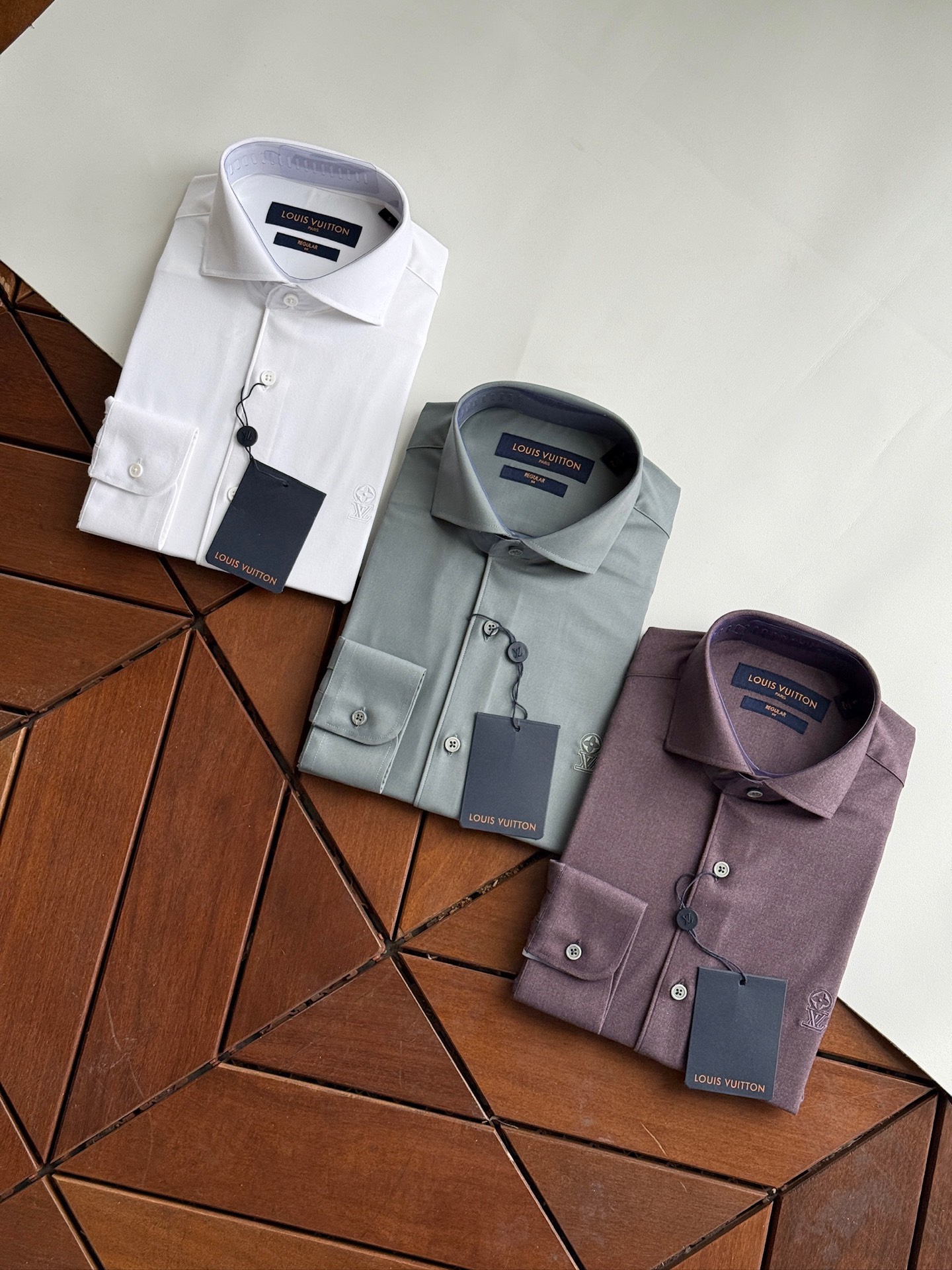 NO:950526,Three colors available!  !  !  Donkey brand, LV new style, aloe fiber yarn-dyed blended fabric, high-end version in the market, business gentleman’s commuter style is fashionable and decent, versatile long-sleeved shirt. In the busy urban life, every business gentleman is pursuing a fashionable and decent dressing style. Today, we bring you a long-sleeved shirt specially made for business commuting, using unique fabric technology to bring you a delicate and comfortable wearing experience  Experience. Delicate texture. After careful polishing, the surface of the fabric presents a delicate touch, soft and comfortable. This unique texture not only improves the comfort of wearing, but also makes the shirt visually present a high-end sense of quality. The advanced collar design is fashionable and appropriate. Elegance and fashion have won the love of many business gentlemen. It not only shows the wearer's fashion taste, but also shows a decent and generous image in business situations.  This shirt is also made of high-quality fabrics with good breathability and moisture absorption. Even during long-term business activities, it can maintain a dry and comfortable wearing experience, allowing you to always stay in top condition. Meet different needs. Meet the dressing needs of different business gentlemen, and can be easily matched with various business occasions, showing different style charms. Versatile style, lightweight  It can easily handle various occasions. Whether it is daily office work, business negotiations, or participating in various meetings and activities, it can be easily handled. Its versatile style and delicate texture allow you to maintain confidence and calmness in any occasion. Let it become a powerful assistant in your career, allowing you to show your unique fashion taste and business style in busy urban life.  Size SMLXLXXL,,louis vuitton,louis vuitton,shirts,19860909三色入荷！！！驴牌,LV新款,芦荟纤维色织混纺面料,市场高级版本,商务绅士通勤款时尚又得体,百搭好驾驭长袖衬衫,在繁忙的都市生活中,每一位商务绅士都在追求一种既时尚又得体的着装风格.今天,我们为您带来一款专为商务通勤打造的长袖衬衫,采用独特的面料工艺,为您带来细腻舒适的穿着体验.细腻质感.经过精心打磨处理,面料表面呈现出细腻的触感柔软舒适.这种独特的质感不仅提升了穿着的舒适度,更让衬衫在视觉上呈现出高级的品质感.高级领设计,时尚又得体.优雅、时尚赢得了众多商务绅士的喜爱.不仅展现出穿着者的时尚品味,更在商务场合中展现出得体大方的形象. 这款衬衫还选用优质面料,具有良好的透气性和吸湿性.即使在长时间的商务活动中,也能保持干爽舒适的穿着体验,让您始终保持最佳状态.满足不同需求.满足不同商务绅士的着装需求,都能轻松搭配各种商务场合,展现出不同的风格魅力.百搭款式,轻松驾驭各种场合.无论是日常办公、商务洽谈,还是参加各类会议、活动,都能轻松应对.其百搭的款式和细腻的质感,让您在任何场合下都能保持自信与从容.让它成为您职场生涯中的得力助手,让您在繁忙的都市生活中,展现出独特的时尚品味和商务风范. 码数 SMLXLXXL,,louis vuitton,louis vuitton,shirts,,Men's clothing