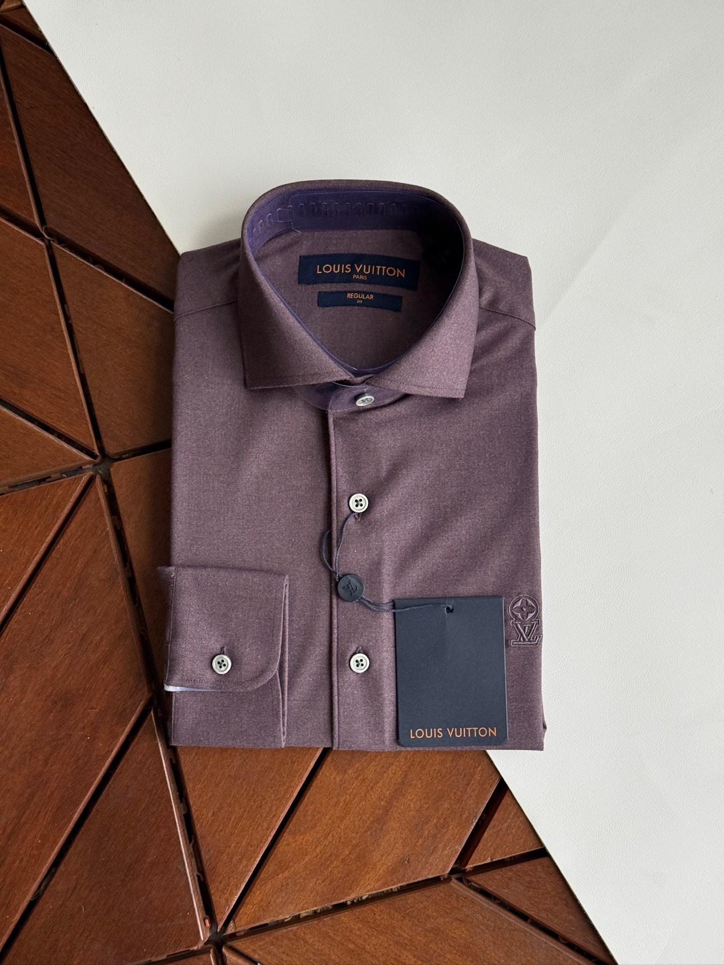 NO:950535,Donkey brand, LV new style, aloe fiber yarn-dyed blended fabric, high-end version in the market, business gentleman’s commuter style is fashionable and decent, versatile long-sleeved shirt. In the busy urban life, every business gentleman is pursuing a fashionable and decent dressing style. Today, we bring you a long-sleeved shirt specially made for business commuting, using unique fabric technology to bring you a delicate and comfortable wearing experience  Experience. Delicate texture. After careful polishing, the surface of the fabric presents a delicate touch, soft and comfortable. This unique texture not only improves the comfort of wearing, but also makes the shirt visually present a high-end sense of quality. The advanced collar design is fashionable and appropriate. Elegance and fashion have won the love of many business gentlemen. It not only shows the wearer's fashion taste, but also shows a decent and generous image in business situations.  This shirt is also made of high-quality fabrics with good breathability and moisture absorption. Even during long-term business activities, it can maintain a dry and comfortable wearing experience, allowing you to always stay in top condition. Meet different needs. Meet the dressing needs of different business gentlemen, and can be easily matched with various business occasions, showing different style charms. Versatile style, lightweight  It can easily handle various occasions. Whether it is daily office work, business negotiations, or participating in various meetings and activities, it can be easily handled. Its versatile style and delicate texture allow you to maintain confidence and calmness in any occasion. Let it become a powerful assistant in your career, allowing you to show your unique fashion taste and business style in busy urban life.  Size SMLXLXXL,,louis vuitton,louis vuitton,shirts,19860909驴牌,LV新款,芦荟纤维色织混纺面料,市场高级版本,商务绅士通勤款时尚又得体,百搭好驾驭长袖衬衫,在繁忙的都市生活中,每一位商务绅士都在追求一种既时尚又得体的着装风格.今天,我们为您带来一款专为商务通勤打造的长袖衬衫,采用独特的面料工艺,为您带来细腻舒适的穿着体验.细腻质感.经过精心打磨处理,面料表面呈现出细腻的触感柔软舒适.这种独特的质感不仅提升了穿着的舒适度,更让衬衫在视觉上呈现出高级的品质感.高级领设计,时尚又得体.优雅、时尚赢得了众多商务绅士的喜爱.不仅展现出穿着者的时尚品味,更在商务场合中展现出得体大方的形象. 这款衬衫还选用优质面料,具有良好的透气性和吸湿性.即使在长时间的商务活动中,也能保持干爽舒适的穿着体验,让您始终保持最佳状态.满足不同需求.满足不同商务绅士的着装需求,都能轻松搭配各种商务场合,展现出不同的风格魅力.百搭款式,轻松驾驭各种场合.无论是日常办公、商务洽谈,还是参加各类会议、活动,都能轻松应对.其百搭的款式和细腻的质感,让您在任何场合下都能保持自信与从容.让它成为您职场生涯中的得力助手,让您在繁忙的都市生活中,展现出独特的时尚品味和商务风范. 码数 SMLXLXXL,,louis vuitton,louis vuitton,shirts,,Men's clothing