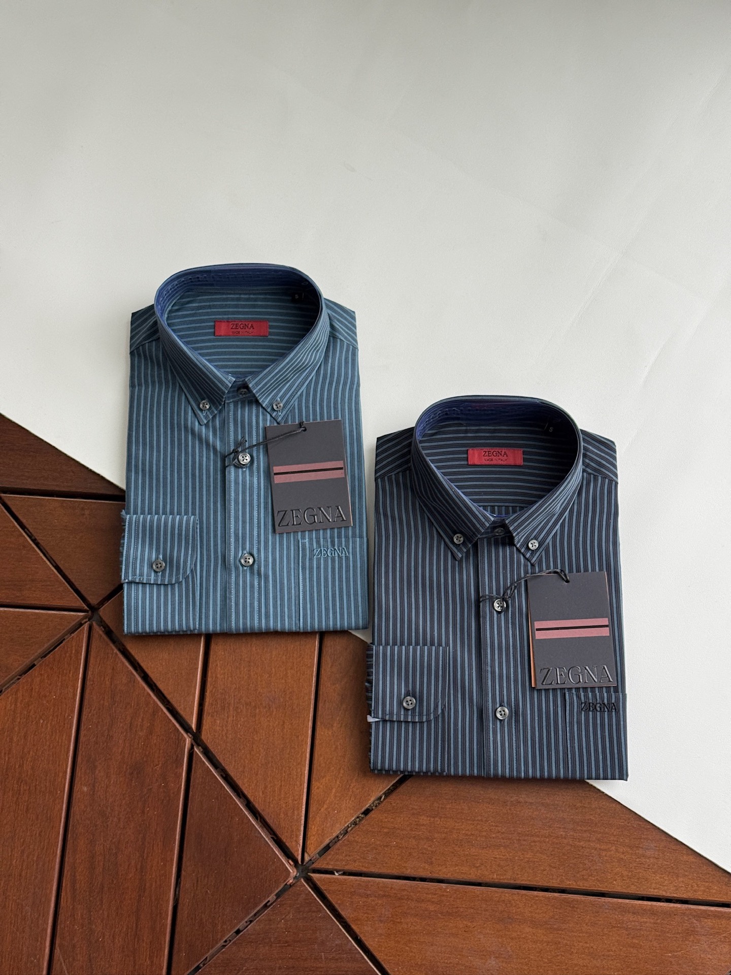 NO:950547,Newly released, the latest model in 2026, Zegna shirts with yarn-dyed stripes, Zegna classics, high-end satin fabric shirts are coming. Zegna spring and summer business men's shirts create a new realm of business, a perfect symphony of touch and style, high-end texture, and a business model.  In business occasions, a high-quality shirt is not only the basis of dressing, but also a symbol of taste and temperament. Ermenegildo Zegna cotton-wool blended business shirts, with their excellent quality, exquisite craftsmanship and unique design, have become the best choice for business people.  This shirt is made of classic Lu Thai satin fabric, which is a perfect fusion of softness and comfort of high-quality cotton. The shirt has a crisp, stylish luster and an ultimate touch. It is like a second skin when worn. It is light and breathable, allowing the skin to breathe freely. The addition of cotton enhances the durability and ease of care of the fabric, ensuring that the shirt can be maintained in good condition for daily wear and business trips.  The details show Zegna's ingenuity. The exquisite tailoring fits the curves of the human body, showing an elegant figure; the design of the collar and cuffs is simple and elegant, with smooth lines, showing the sophistication and confidence of business people. The buttons on the shirt are made of high-quality materials and are finely polished. They are full of texture and complement the overall style. Size SMLXLXXL,,zegna,shirts,19860909上新,2026年最新款,杰尼亚衬衫 色织条纹 杰尼亚经典款,高级缎纹面料衬衫来袭. 杰尼亚Zegna 春夏商务男士衬衣织就商务新境界,触感与风度的完美交响,高端质感,商务典范. 在商务场合,一件优质的衬衫不仅是着装的基础,更是品味与气质的象征.杰尼亚棉毛混纺商务衬衣,以其卓越的品质、精湛的工艺和独特的设计,成为商务人士的不二之选. 这款衬衣采用了经典的鲁泰缎纹面料,柔顺和优质棉的舒适完美融合.衬衫挺刮有型的光泽和极致的触感,穿着时仿佛第二层肌肤,轻盈透气,让肌肤自由呼吸；而棉的加入则增强了面料的耐用性和易打理性,确保衬衣在日常穿着和商务出行中都能保持良好的状态. 细节之处,尽显杰尼亚的匠心独运.精致的剪裁贴合人体曲线,展现出优雅的身姿；领口和袖口的设计简洁大方,线条流畅,彰显出商务人士的干练与自信.衬衣上的纽扣选用高品质材料,经过精细打磨,质感十足,与整体风格相得益彰. 码数SMLXLXXL,,zegna,shirts,,Men's clothing