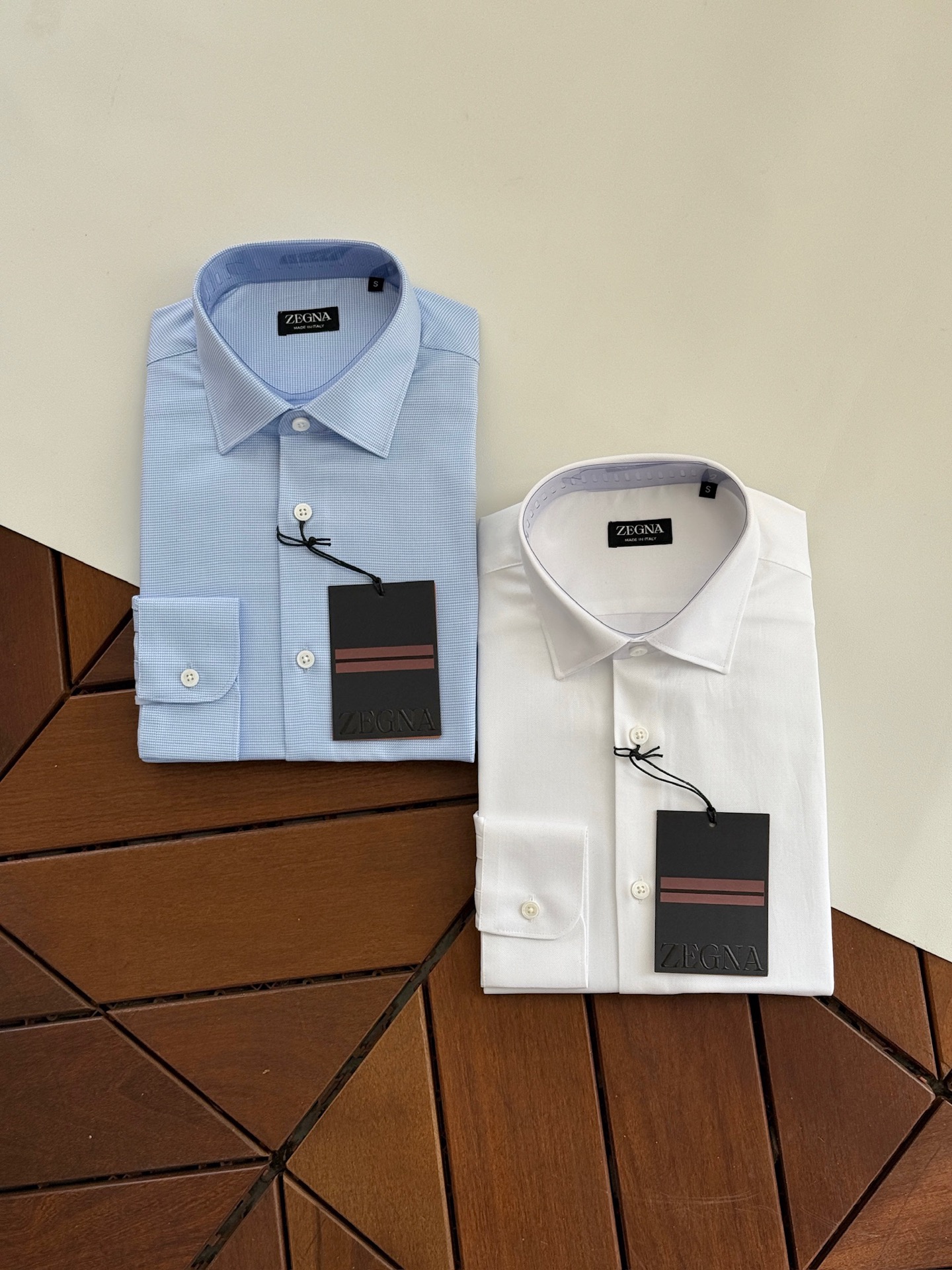NO:950576,Newly released, the latest model in 2026, Zegna shirt yarn-dyed jacquard fabric, 120/2×120/2, high count and high density 120 count double-ply fabric, Zegna classic style, high-end fabric shirt is coming. Zegna spring and summer business men's shirts weave a new realm of business, the perfect symphony of touch and style, high-end texture, business model.  In business occasions, a high-quality shirt is not only the basis of dressing, but also a symbol of taste and temperament. Ermenegildo Zegna business shirts, with their excellent quality, exquisite craftsmanship and unique design, have become the best choice for business people.  This shirt is made of classic Lu Thai satin fabric, which is a perfect fusion of softness and comfort of high-quality cotton. The shirt has a crisp, stylish luster and an ultimate touch. It is like a second skin when worn. It is light and breathable, allowing the skin to breathe freely. The addition of cotton enhances the durability and ease of care of the fabric, ensuring that the shirt can be maintained in good condition for daily wear and business trips.  The details show Zegna's ingenuity. The exquisite tailoring fits the curves of the human body, showing an elegant figure; the design of the collar and cuffs is simple and elegant, with smooth lines, showing the sophistication and confidence of business people. The buttons on the shirt are made of high-quality materials and are finely polished. They are full of texture and complement the overall style. Size SMLXLXXL,,zegna,shirts,19860909上新,2026年最新款,杰尼亚衬衫 色织提花面料,120/2×120/2,高支高密120支双股面料 杰尼亚经典款,高级面料衬衫来袭. 杰尼亚Zegna 春夏商务男士衬衣织就商务新境界,触感与风度的完美交响,高端质感,商务典范. 在商务场合,一件优质的衬衫不仅是着装的基础,更是品味与气质的象征.杰尼亚商务衬衣,以其卓越的品质、精湛的工艺和独特的设计,成为商务人士的不二之选. 这款衬衣采用了经典的鲁泰缎纹面料,柔顺和优质棉的舒适完美融合.衬衫挺刮有型的光泽和极致的触感,穿着时仿佛第二层肌肤,轻盈透气,让肌肤自由呼吸；而棉的加入则增强了面料的耐用性和易打理性,确保衬衣在日常穿着和商务出行中都能保持良好的状态. 细节之处,尽显杰尼亚的匠心独运.精致的剪裁贴合人体曲线,展现出优雅的身姿；领口和袖口的设计简洁大方,线条流畅,彰显出商务人士的干练与自信.衬衣上的纽扣选用高品质材料,经过精细打磨,质感十足,与整体风格相得益彰. 码数SMLXLXXL,,zegna,shirts,,Men's clothing