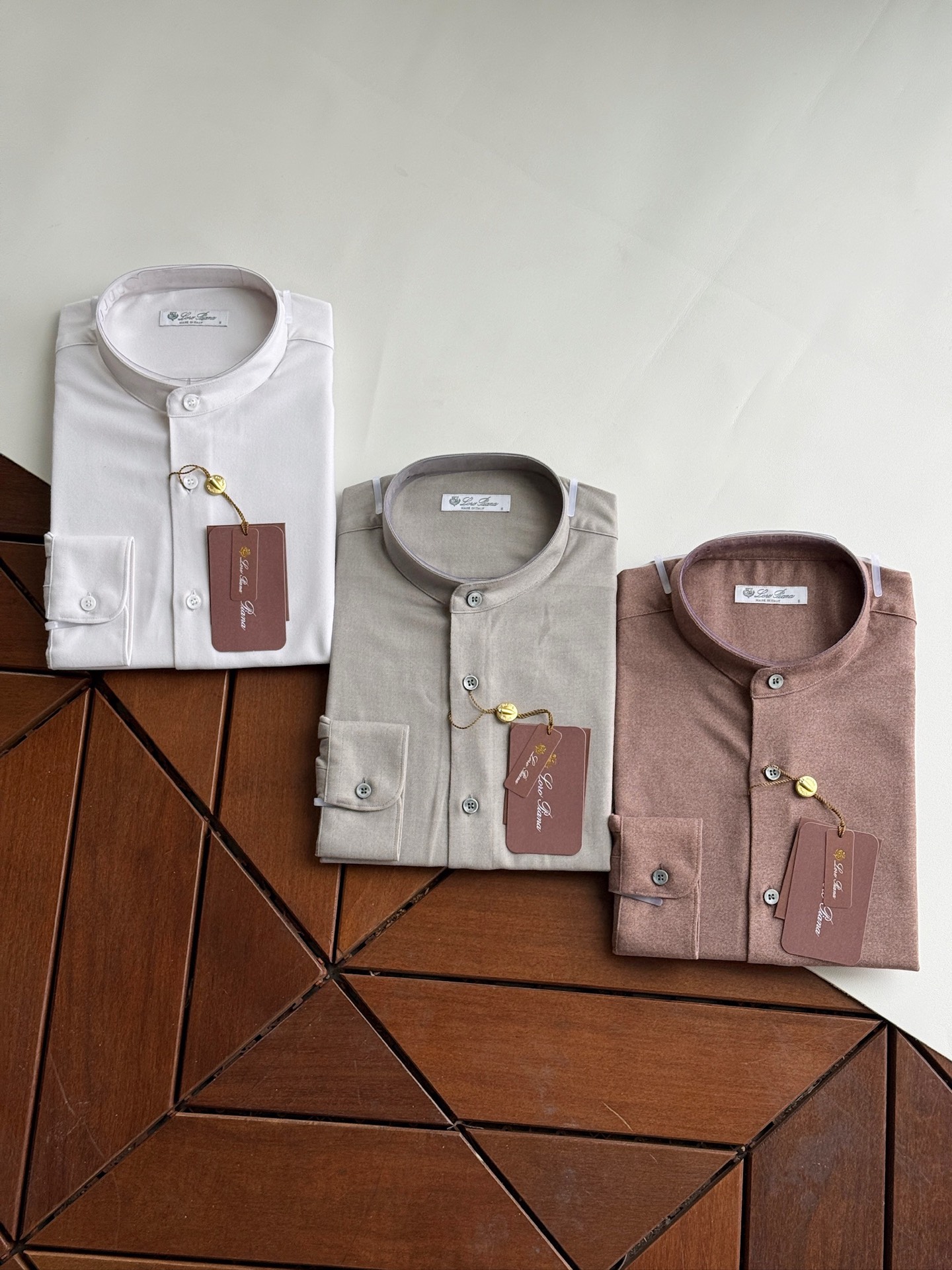NO:950585,loORO PIANA LP Nuoyoupian...the advanced aloe fiber cotton elastic blend series is here!  For those who pursue excellence and high quality, the first choice is the long-sleeved shirt of imported blended fabrics. It is a high-end product with perfect appearance and is very recognizable. The iconic letter embroidery on the folded sleeves and the label-like patch embroidery elements at the feet are cleverly embellished... Very stunning and fashionable details, quite aesthetic, and effectively flaunting the brand identity. They are all iconic brand elements of the season. The embroidery is quite exquisite and enriches the overall vision!  It is made of a blend of imported fabrics supplied by customers. It has high density and fine texture, and has a plush feeling. It is self-evidently comfortable, has excellent skin-friendliness, and has superior breathability. The details are also excellent. The workmanship is exquisite and delicate, and the wiring is neat and rigorous. The upper body effect is very good. It is suitable for business casual and daily wear. It is an indispensable item in the wardrobe!  Three colors, white, gray, bean paste color. Size SMLXLXXL,,loro piana,loro piana,shirts,19860909lORO PIANA LP诺悠翩......高级芦荟纤维棉弹力混纺系列来了！追求卓越高品质者首推珍藏级进口混纺面料长袖衬衫,属于颜值满分的高级产物,辨识度颇为鲜明,折袖位置标志性的字母绣花,拉脚处标签化的布贴刺绣元素,巧妙点缀于...非常惊艳且时髦的细节,颇具美感,有力标榜了品牌身份,都是当季标志性品牌元素,刺绣体颇具精致,且丰富了整体视觉！ 采用客供进口面料混纺而成,高密度且质感细腻,还带着毛毛绒的感觉,舒适度不言而喻,亲肤性绝佳,透气性亦优越,细节方面亦非常出色,工艺精湛细腻,走线工整严谨,上身效果非常出色,在商务休闲及日常穿搭皆宜,衣橱不可或缺的单品！三个色, 白色,灰色,豆沙色.码数SMLXLXXL,,loro piana,loro piana,shirts,,Men's clothing