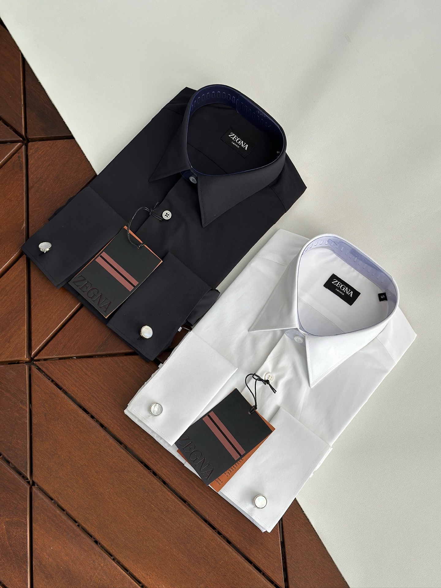 NO:950595,New, the latest model in 2026, Zegna Daijieying, French cufflink shirt. Shirt 100/2×100/2 high count and high density 100 count double-ply fabric. Zegna classic style, high-end fabric shirt is coming. Zegna spring and summer business men's shirts weave a new realm of business, the perfect symphony of touch and style, high-end texture, business model.  In business occasions, a high-quality shirt is not only the basis of dressing, but also a symbol of taste and temperament. Ermenegildo Zegna business shirts, with their excellent quality, exquisite craftsmanship and unique design, have become the best choice for business people.  This shirt is made of classic Lutai plain fabric, which is a perfect fusion of softness and comfort of high-quality cotton. The shirt has a crisp, stylish luster and an ultimate touch. It is like a second skin when worn. It is light and breathable, allowing the skin to breathe freely. The addition of cotton enhances the durability and easy care of the fabric, ensuring that the shirt can be maintained in good condition for daily wear and business trips.  The details show Zegna's ingenuity. The exquisite tailoring fits the curves of the human body, showing an elegant figure; the design of the collar and cuffs is simple and elegant, with smooth lines, showing the sophistication and confidence of business people. The buttons on the shirt are made of high-quality materials and are finely polished. They are full of texture and complement the overall style. Size SMLXLXXL,,zegna,shirts,19860909上新,2026年最新款,杰尼亚大介英,法式袖扣衬衫.衬衫 100/2×100/2高支高密100支双股面料 杰尼亚经典款,高级面料衬衫来袭. 杰尼亚Zegna 春夏商务男士衬衣织就商务新境界,触感与风度的完美交响,高端质感,商务典范. 在商务场合,一件优质的衬衫不仅是着装的基础,更是品味与气质的象征.杰尼亚商务衬衣,以其卓越的品质、精湛的工艺和独特的设计,成为商务人士的不二之选. 这款衬衣采用了经典的鲁泰平纹面料,柔顺和优质棉的舒适完美融合.衬衫挺刮有型的光泽和极致的触感,穿着时仿佛第二层肌肤,轻盈透气,让肌肤自由呼吸；而棉的加入则增强了面料的耐用性和易打理性,确保衬衣在日常穿着和商务出行中都能保持良好的状态. 细节之处,尽显杰尼亚的匠心独运.精致的剪裁贴合人体曲线,展现出优雅的身姿；领口和袖口的设计简洁大方,线条流畅,彰显出商务人士的干练与自信.衬衣上的纽扣选用高品质材料,经过精细打磨,质感十足,与整体风格相得益彰. 码数SMLXLXXL,,zegna,shirts,,Men's clothing