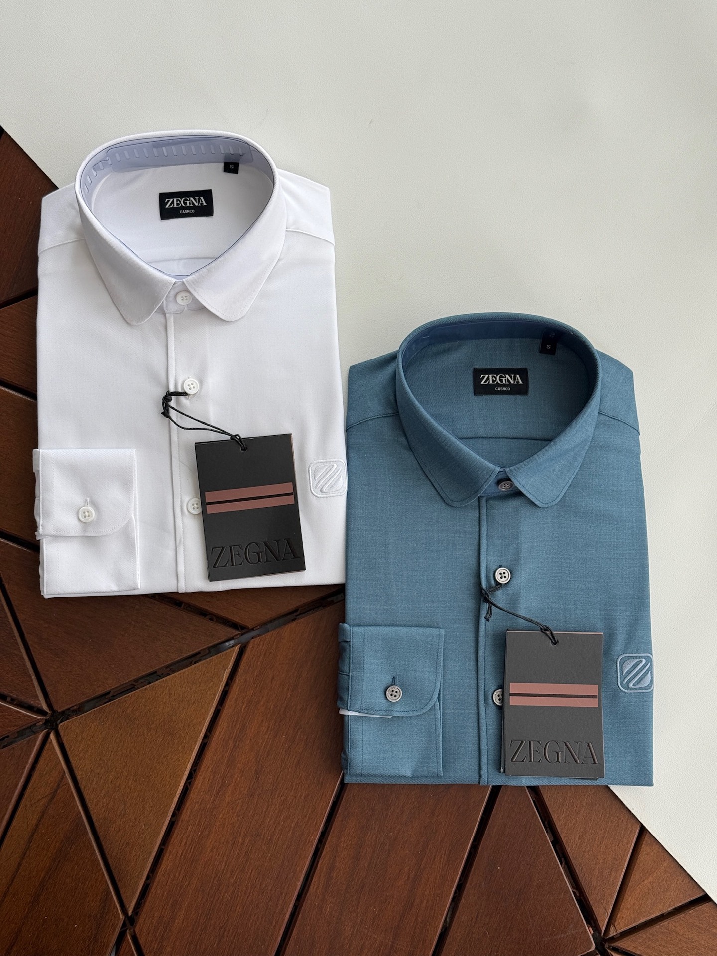 NO:950605,Classic Zegna, the 2026 EZ top black mark series men's high-end business long-sleeved shirts, from a well-known family, with pure blood quality, produced in Italy. A fashion with typical Italian style, very sophisticated in fabric selection and craftsmanship, very in line with the aesthetic tone of the Zegna family, low-key and luxurious, elegant and noble, every detail proves the brand's own high-end sense!  Heavy double-ply high-count yarn is custom-woven and dyed in the garment process of a well-known local Italian workshop. It is treated with exquisite jacquard processing. The interior is brushed to create an extremely skin-friendly and comfortable experience. The texture is delicate and soft, with excellent gloss. The fabric has first-class texture and excellent warmth retention!  The details are so perfect, every detail is a classic inheritance, effectively flaunting the brand identity, tight fitting, striving for excellence, versatile color matching, first-class tailoring, invincible upper body effect, perfect for both business and leisure!  It is a royal-level item for urban white-collar elites!  Size S-XXL Size S Shoulder width 45 Bust 102 Sleeve length 62 Clothes length 73 Medium Shoulder width 46 Bust 106 Sleeve length 63 Clothes length 74 Large Shoulder width 47 Bust 110 Sleeve length 64 Clothes length 75  Length 77,,zegna,shirts,19860909经典杰尼亚, 2026年EZ顶级黑唛系列男士高端商务长袖衬衫,系出名门,纯正血统品质,意大利原产出品 颇具意大利典型风格的时装,在面料选取和工艺方面都相当考究,极符合杰尼亚家族美学基调,低调且奢华,优雅且高贵,每一个细节都在力证品牌自身的高级感！ 重磅双股高支纱线,意大利本土老牌工坊成衣工序定织定染,绝美提花工艺处理,内里采用磨毛处理,缔造出极为亲肤舒适的体验,肌理细腻柔软,且光泽度极好,面料质感一流,保暖性优越！ 细节完美如斯,每一处的细节皆为经典传承,有力标榜品牌身份,严丝合缝,精益求精,配色万能百搭,剪裁一流,上身效果无敌,商务与休闲皆可完美驾驭！属于都市白领精英御用级单品！尺码S-XXL S码 肩宽45 胸围102 袖长62 衣长73 M码 肩宽46胸围106袖长63 衣长74 L码 肩宽47胸围110袖长64 衣长75 XL码 肩宽48胸围114袖长65 衣长76 XXL码 肩宽49胸围118袖长66 衣长77,,zegna,shirts,,Men's clothing
