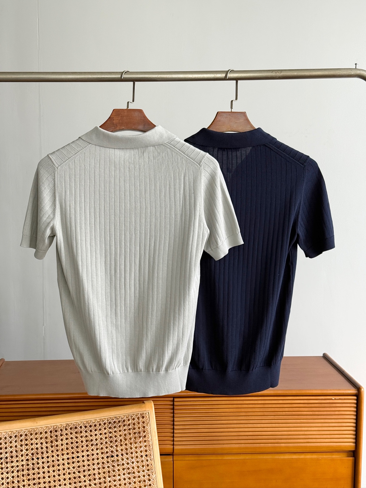 【诺悠翩雅Loro Piana...夏日限定，温柔与雅致交织的翻领暗条纹针织衫】精选意大利匠心工艺，每一
