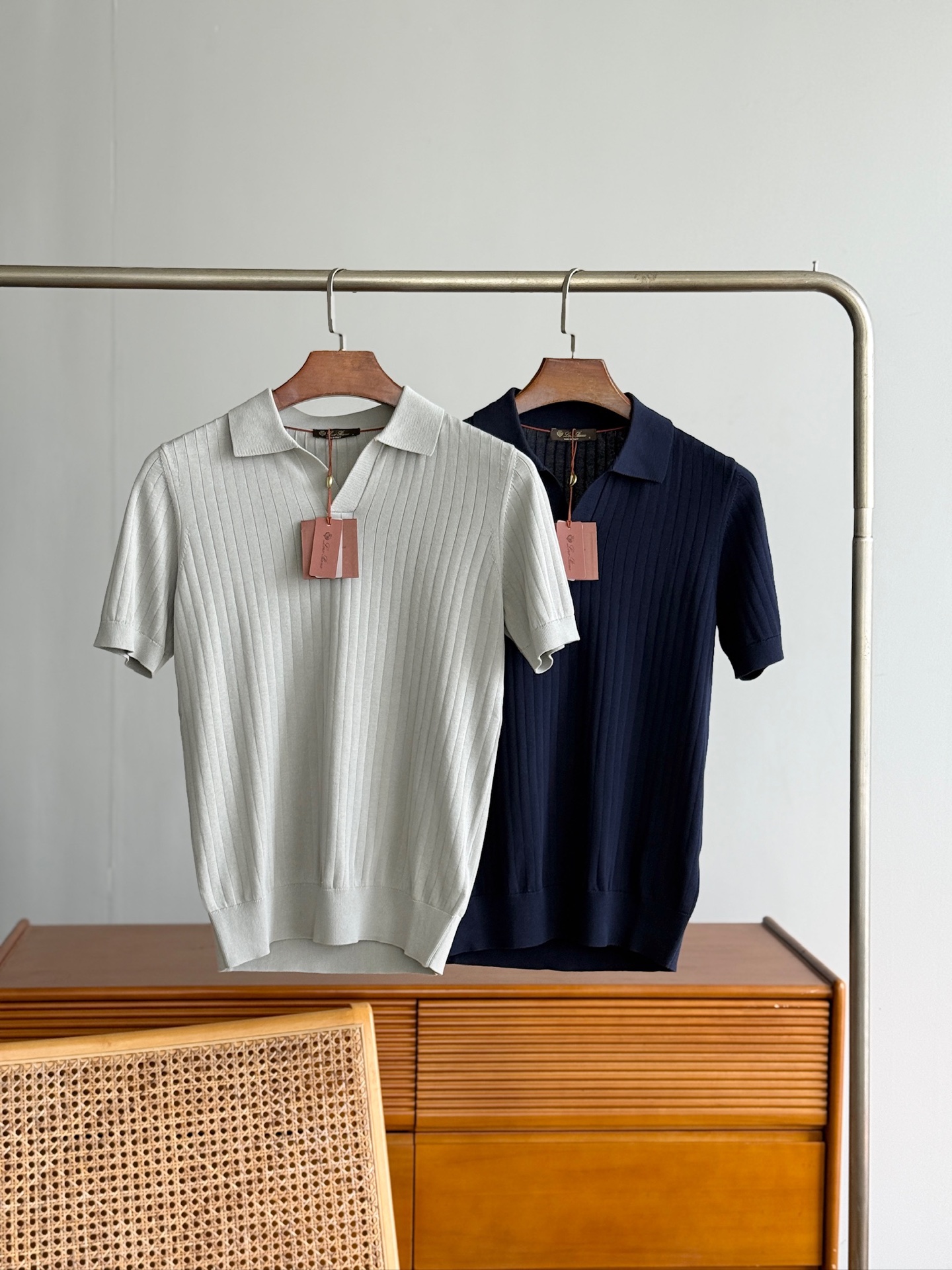 【诺悠翩雅Loro Piana...夏日限定，温柔与雅致交织的翻领暗条纹针织衫】精选意大利匠心工艺，每一