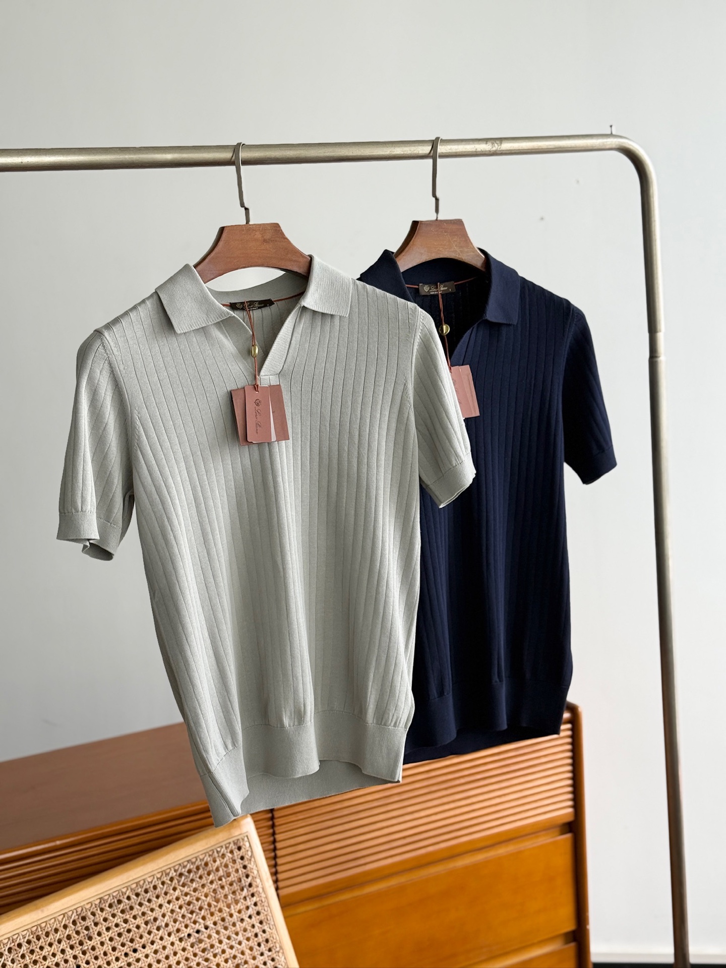【诺悠翩雅Loro Piana...夏日限定，温柔与雅致交织的翻领暗条纹针织衫】精选意大利匠心工艺，每一