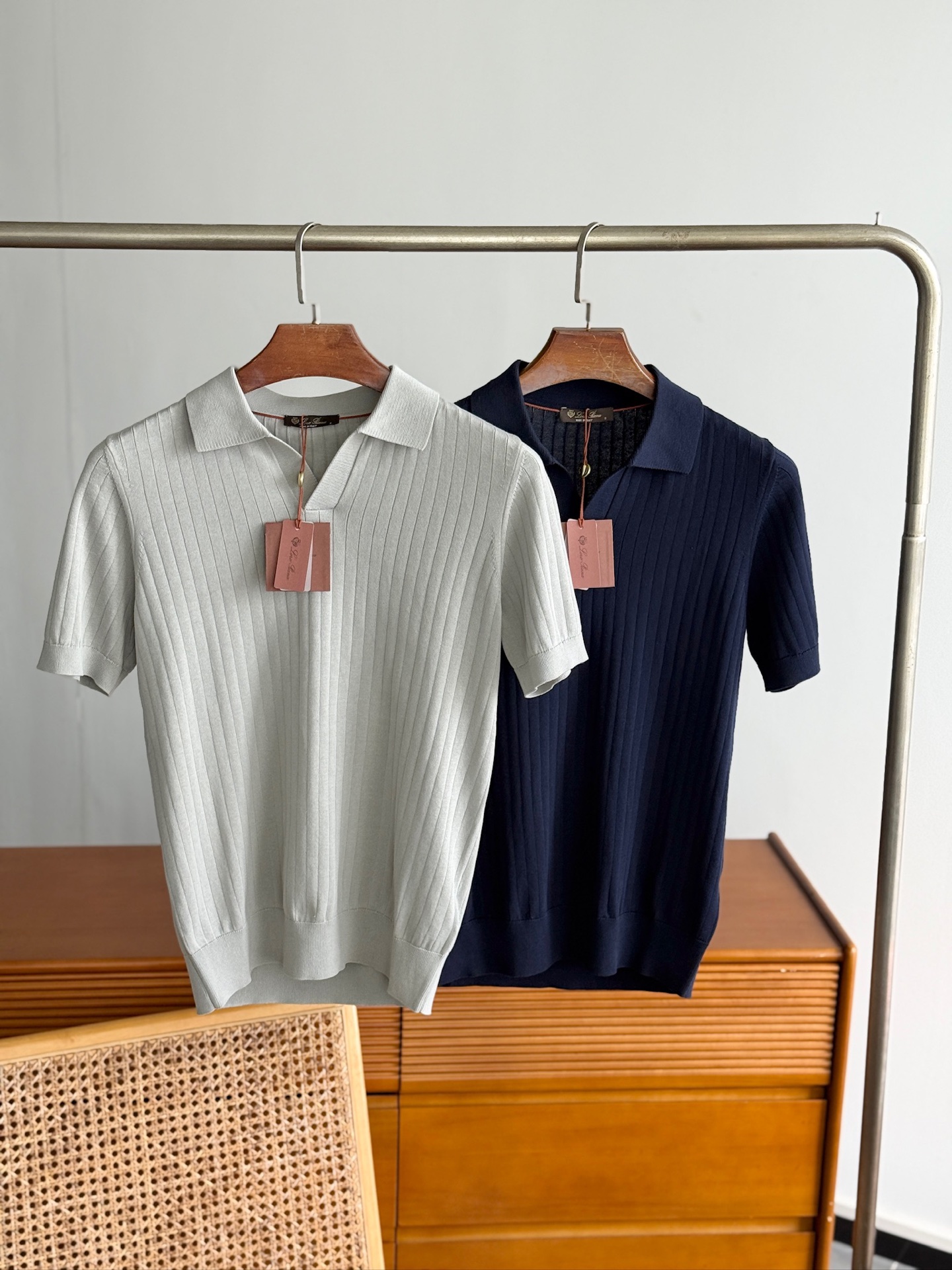 【诺悠翩雅Loro Piana...夏日限定，温柔与雅致交织的翻领暗条纹针织衫】精选意大利匠心工艺，每一