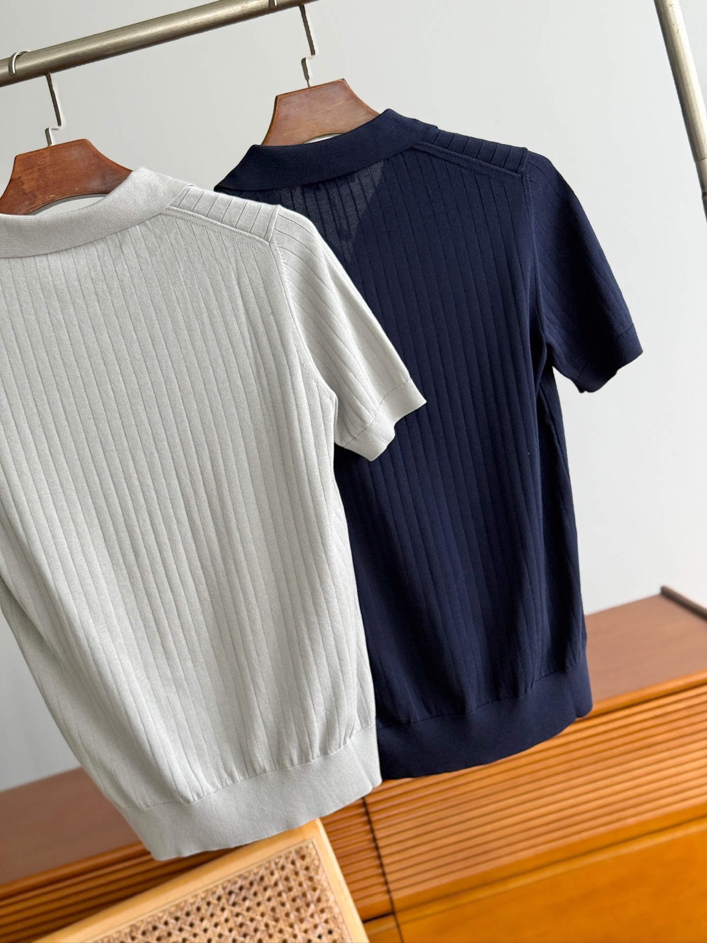 【诺悠翩雅Loro Piana...夏日限定，温柔与雅致交织的翻领暗条纹针织衫】精选意大利匠心工艺，每一