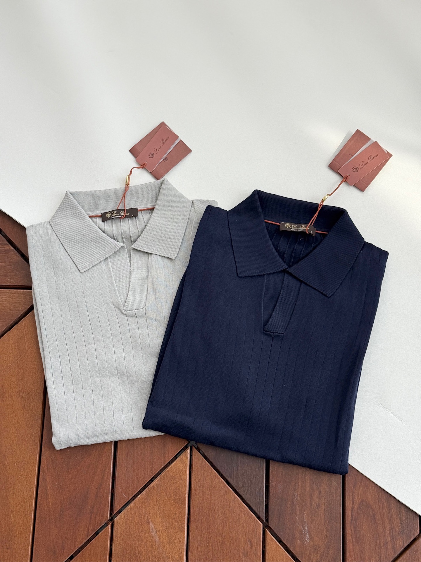【诺悠翩雅Loro Piana...夏日限定，温柔与雅致交织的翻领暗条纹针织衫】精选意大利匠心工艺，每一