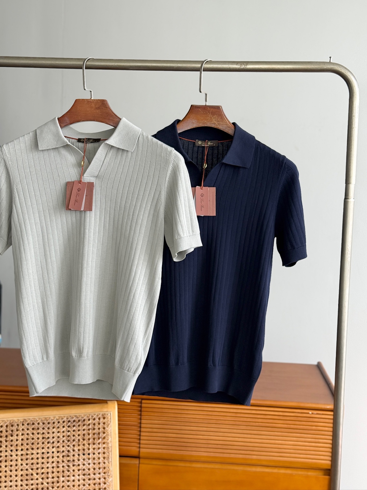【诺悠翩雅Loro Piana...夏日限定，温柔与雅致交织的翻领暗条纹针织衫】精选意大利匠心工艺，每一