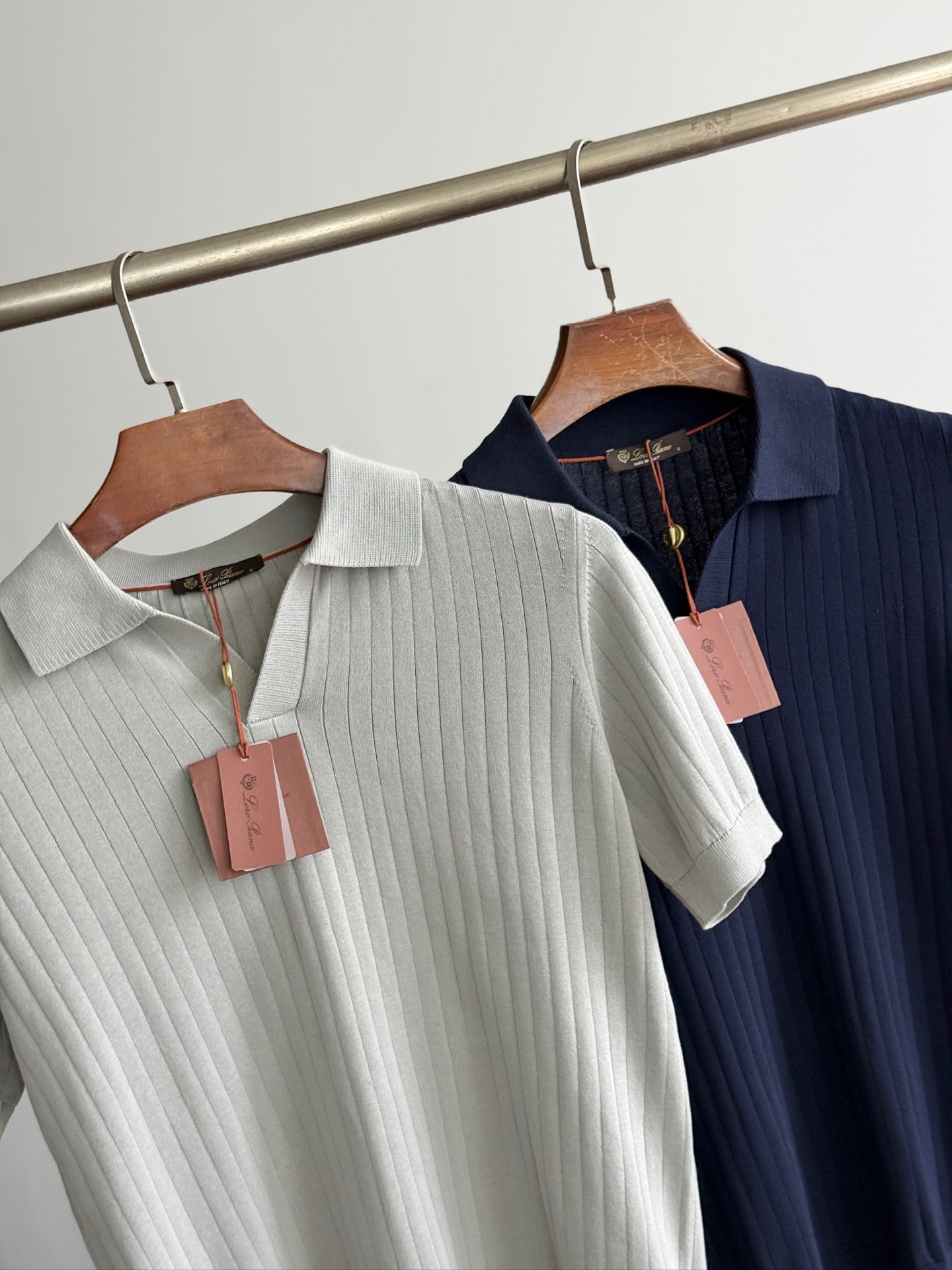 【诺悠翩雅Loro Piana...夏日限定，温柔与雅致交织的翻领暗条纹针织衫】精选意大利匠心工艺，每一