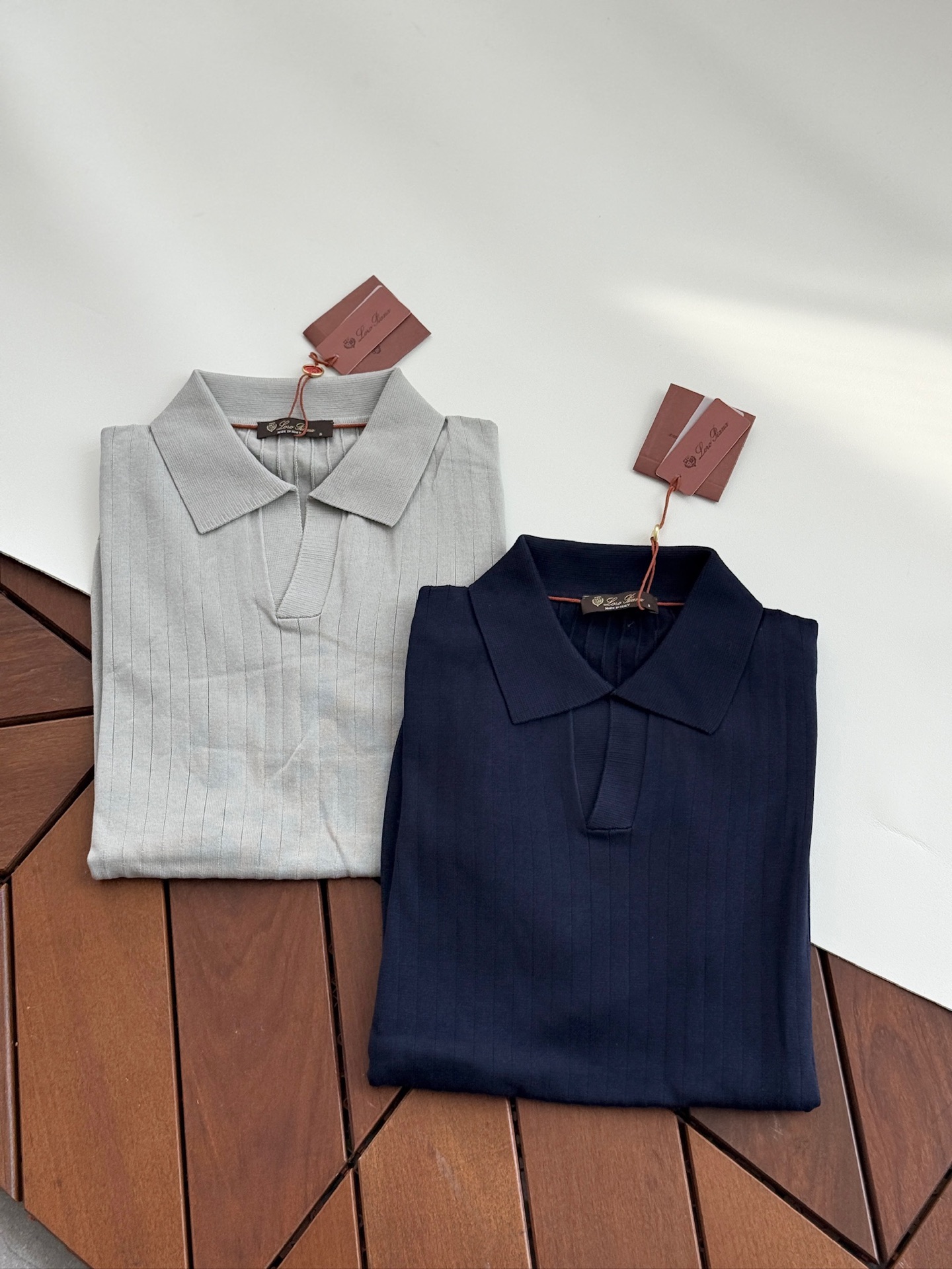 【诺悠翩雅Loro Piana...夏日限定，温柔与雅致交织的翻领暗条纹针织衫】精选意大利匠心工艺，每一
