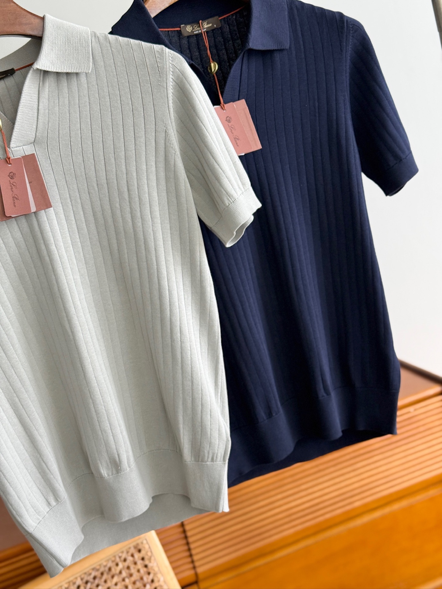 【诺悠翩雅Loro Piana...夏日限定，温柔与雅致交织的翻领暗条纹针织衫】精选意大利匠心工艺，每一