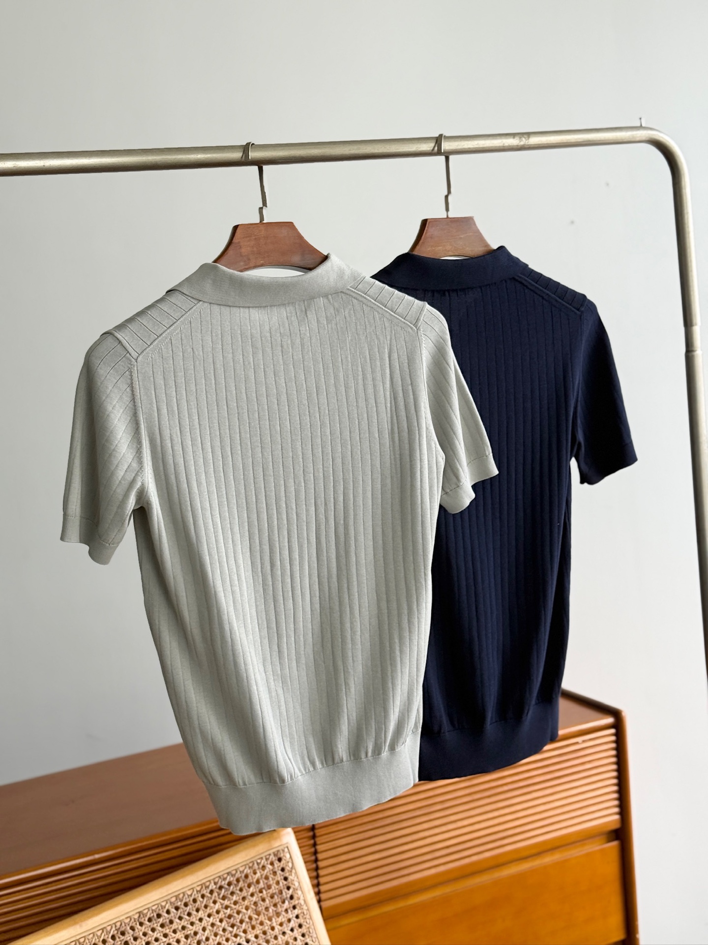 【诺悠翩雅Loro Piana...夏日限定，温柔与雅致交织的翻领暗条纹针织衫】精选意大利匠心工艺，每一