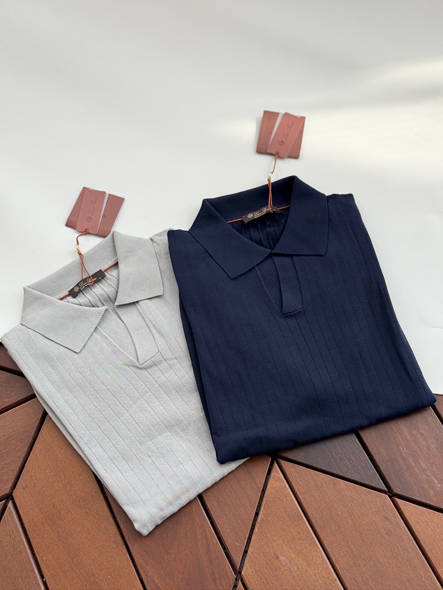 【诺悠翩雅Loro Piana...夏日限定，温柔与雅致交织的翻领暗条纹针织衫】精选意大利匠心工艺，每一