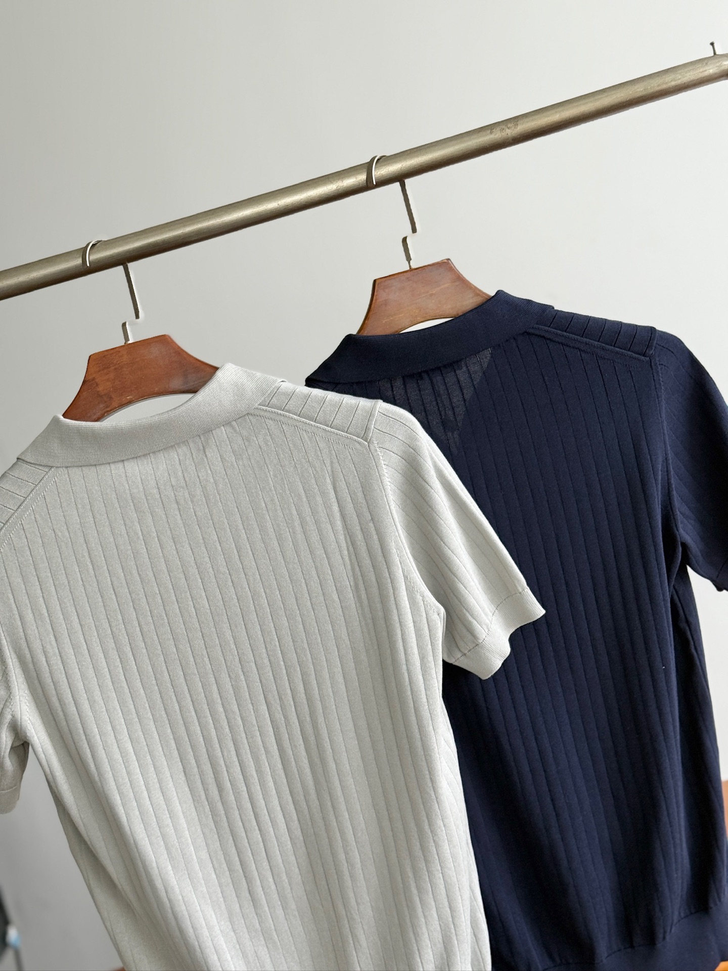 【诺悠翩雅Loro Piana...夏日限定，温柔与雅致交织的翻领暗条纹针织衫】精选意大利匠心工艺，每一