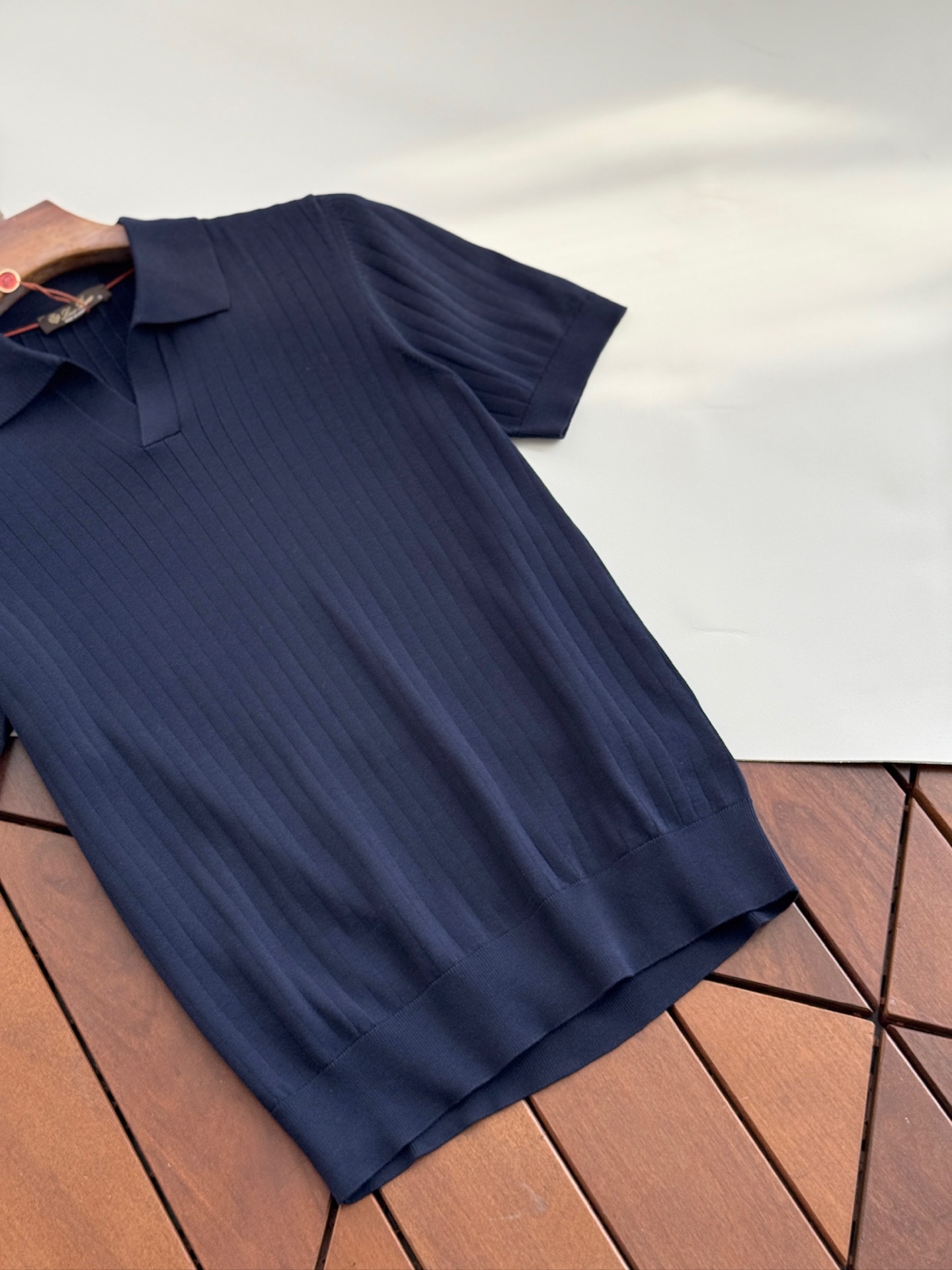 经典藏青色细节💙【诺悠翩雅Loro Piana...夏日限定，温柔与雅致交织的翻领暗条纹针织衫】精选意大