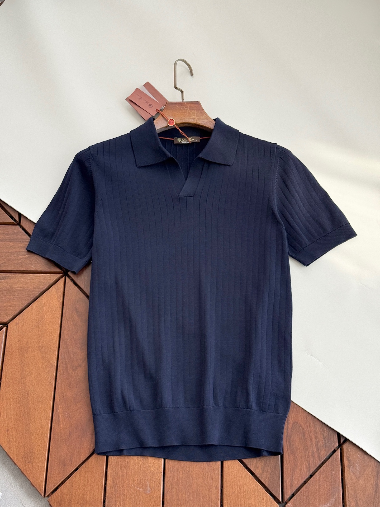 经典藏青色细节💙【诺悠翩雅Loro Piana...夏日限定，温柔与雅致交织的翻领暗条纹针织衫】精选意大