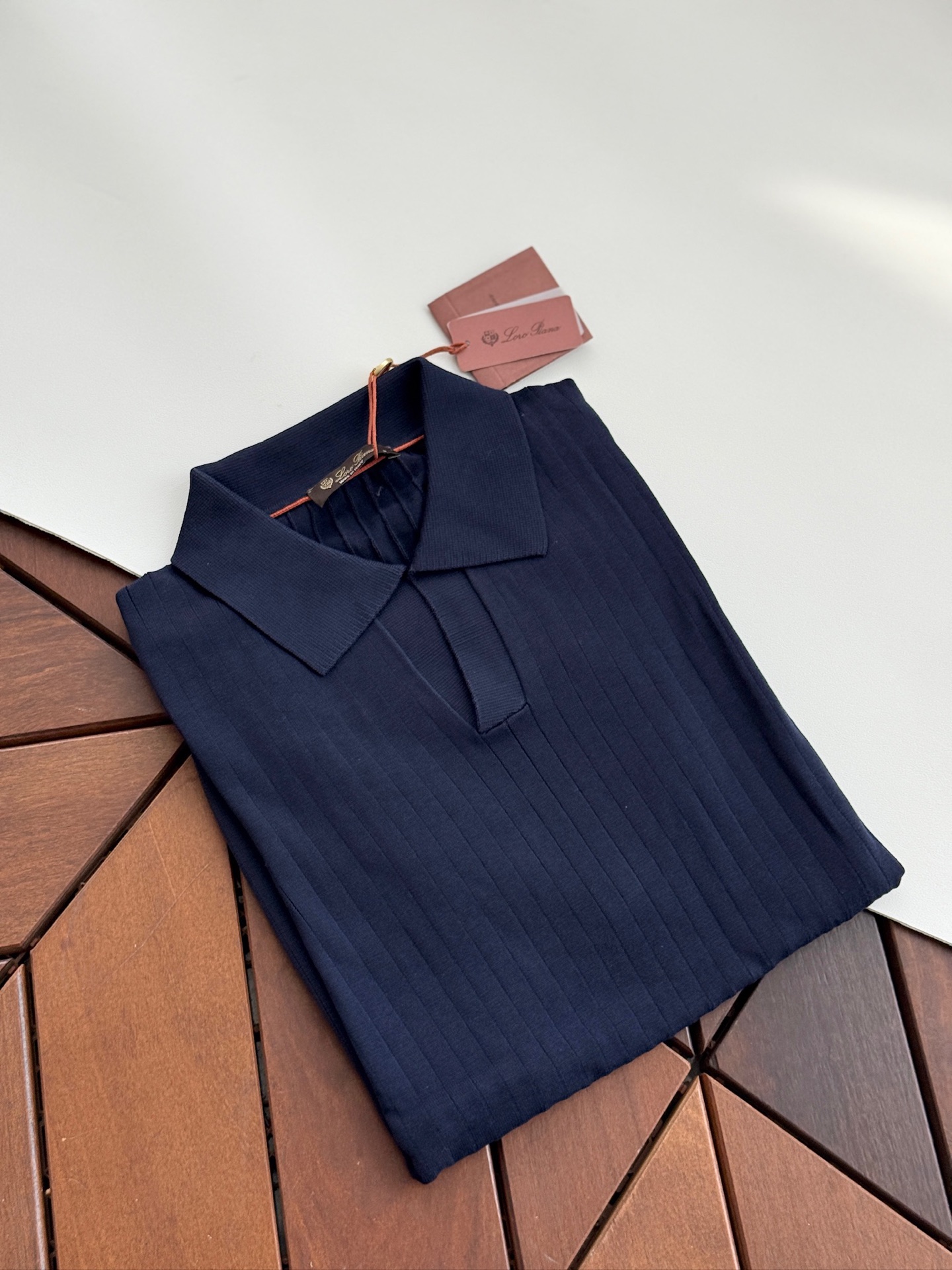 经典藏青色细节💙【诺悠翩雅Loro Piana...夏日限定，温柔与雅致交织的翻领暗条纹针织衫】精选意大