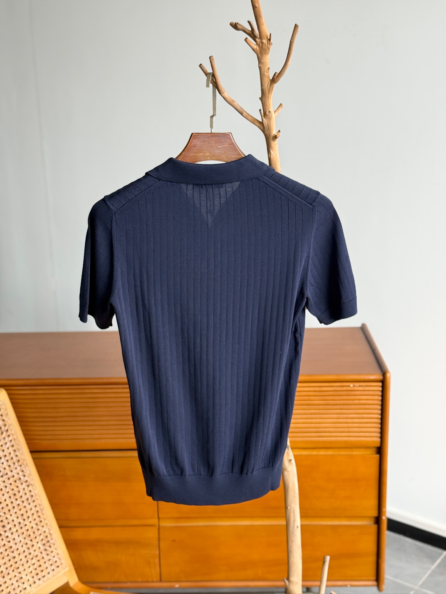 经典藏青色挂拍细节💙【诺悠翩雅Loro Piana...夏日限定，温柔与雅致交织的翻领暗条纹针织衫】精选