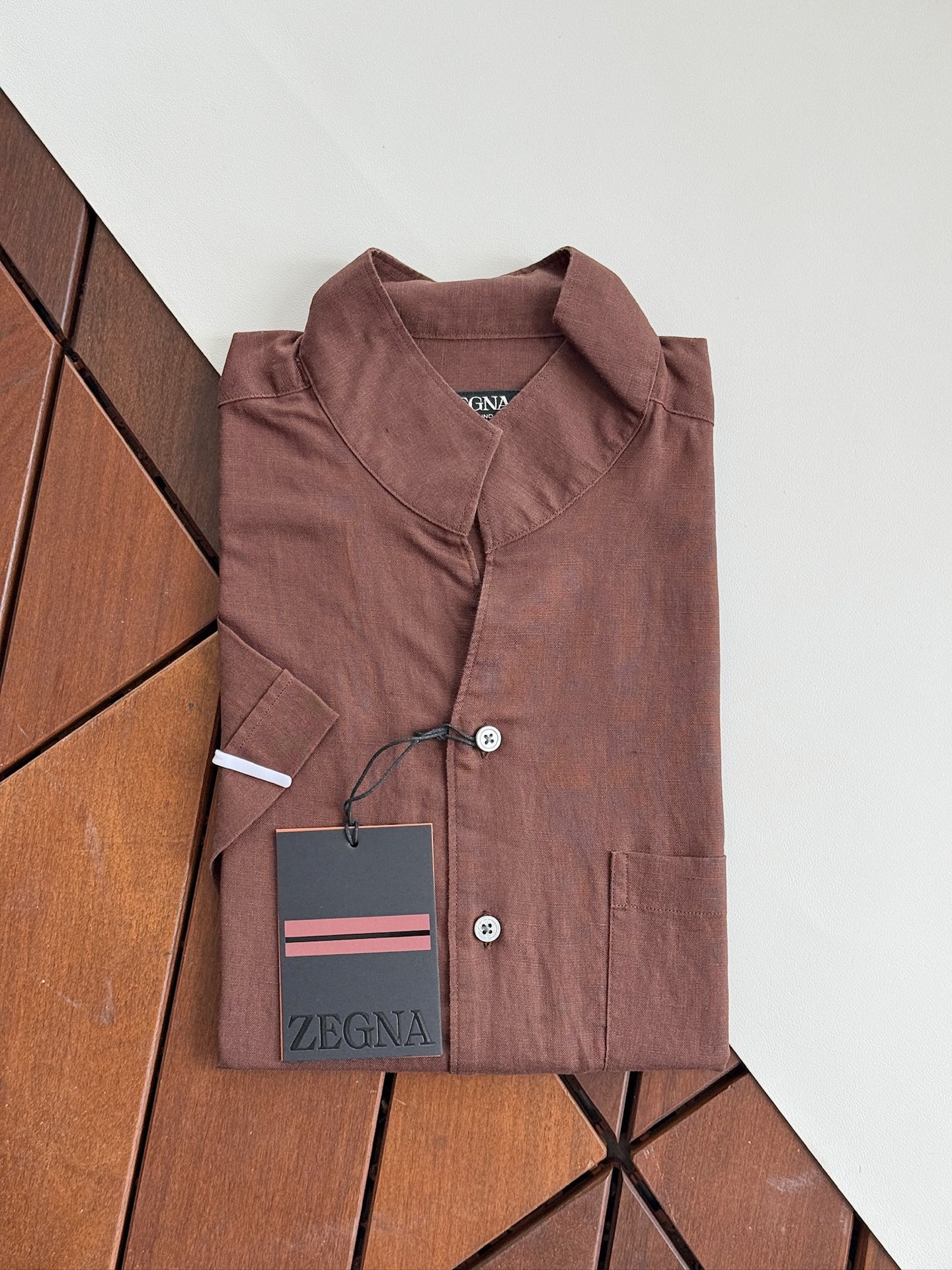 NO:950622,The 2026 top new models are on the shelves and are on sale on the official website, but they are basically sold out! ! ! Let me give you another roundup... Zegna, Oasilino Oasis linen series, high-end single-collar items with large stand-up ties and casual shirts, open up a new refreshing fashion experience. Finding a shirt that is both comfortable and fashionable has become the pursuit of many men. Today, we bring you a ZEGNA Zegna linen shirt that combines thousands of favorites, which will bring a new refreshing experience to your summer wear. The design of the shirt is simple yet classic, perfectly interpreting the essence of Italian fashion. The neat tailoring and smooth and natural lines can modify the body shape and show a man's uprightness and confidence. The large V lapel design is simple and elegant, and also adds a casual sense of fashion to the overall look. The inside of the collar is also carefully hemmed to avoid friction on the skin from rough edges, further improving the comfort of wearing. Size SMLXLXXL,,zegna,shirts,ties,198609092026顶级新款上架,官网在售,但是已经基本售罄！！！我给你们再整一波儿... 杰尼亚,OASILINO绿洲亚麻系列,大立领带一片领高級單品,休闲衬衫,开启清爽时尚新体验,寻找一件既舒适又时尚的衬衫成为了众多男士的追求.今天,我们为您带来一款集万千宠爱于一身的ZEGNA杰尼亚亚麻衬衫,它将为您的夏日穿搭带来全新的清爽体验. 衬衫的设计简约而不失经典,完美诠释了意式时尚的精髓.利落的剪裁,线条流畅自然,能够修饰身形,展现出男士的挺拔与自信.大V翻领设计,简洁大方,还为整体造型增添了一份随性的时尚感. 领部的内侧还进行了细致的包边处理,避免了粗糙边缘对皮肤的摩擦,进一步提升了穿着的舒适度. 码数SMLXLXXL,,zegna,shirts,ties,,Men's clothing