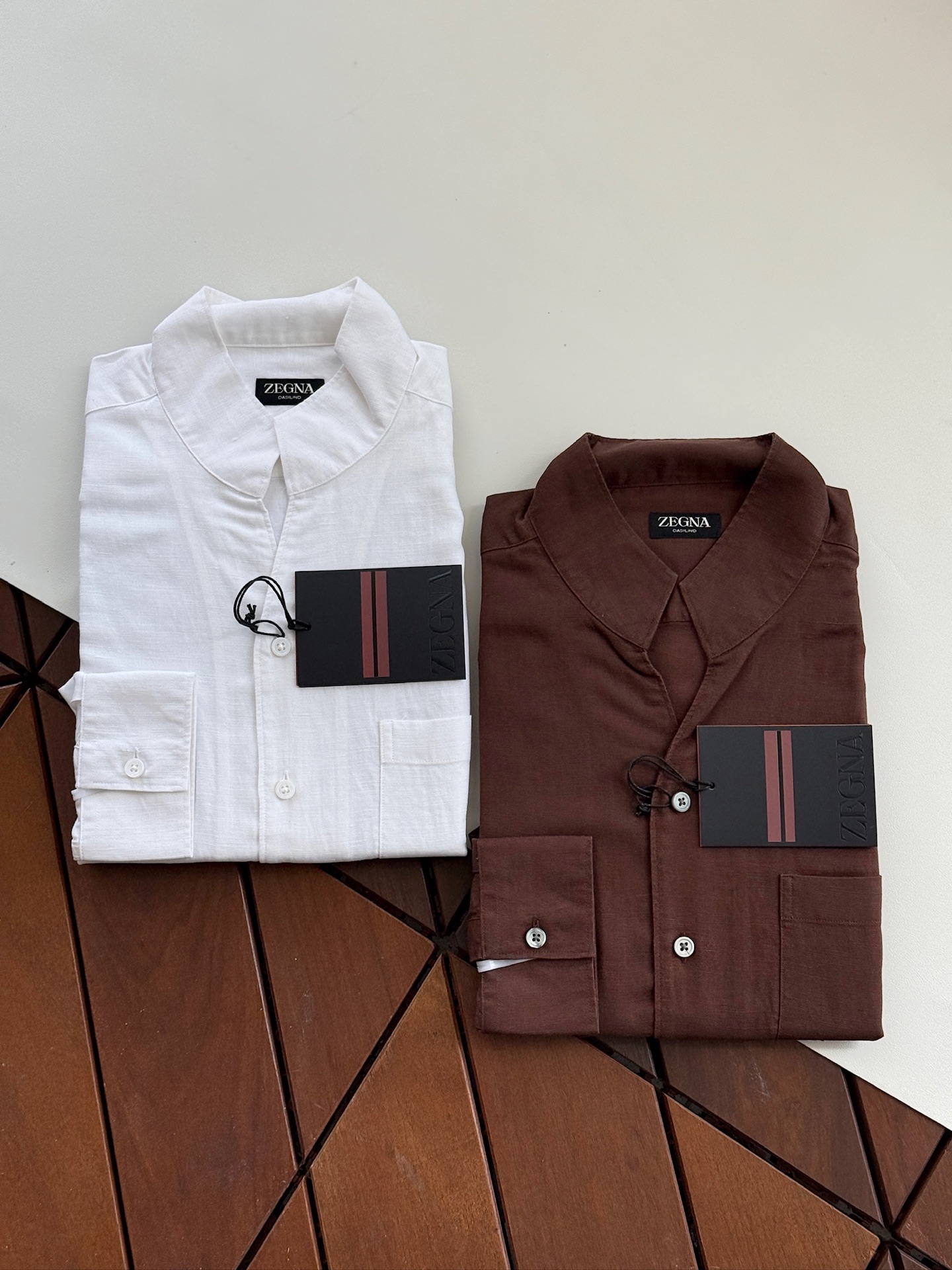NO:950614,William Chan's same style, Ermenegildo Zegna linen shirt! ! ! The 2026 top new models are on the shelves and are on sale on the official website, but they are basically sold out! ! ! Let me give you another roundup... Zegna, Oasilino Oasis linen series, high-end single-collar items with large stand-up ties and casual shirts, open up a new refreshing fashion experience. Finding a shirt that is both comfortable and fashionable has become the pursuit of many men. Today, we bring you a ZEGNA Zegna linen shirt that combines thousands of favorites, which will bring a new refreshing experience to your summer wear. The design of the shirt is simple yet classic, perfectly interpreting the essence of Italian fashion. The neat tailoring and smooth and natural lines can modify the body shape and show a man's uprightness and confidence. The large V lapel design is simple and elegant, and also adds a casual sense of fashion to the overall look. The inside of the collar is also carefully hemmed to avoid friction on the skin from rough edges, further improving the comfort of wearing. Size SMLXLXXL,,zegna,shirts,ties,19860909陈伟霆同款,杰尼亚亚麻衬衫！！！ 2026顶级新款上架,官网在售,但是已经基本售罄！！！我给你们再整一波儿... 杰尼亚,OASILINO绿洲亚麻系列,大立领带一片领高級單品,休闲衬衫,开启清爽时尚新体验,寻找一件既舒适又时尚的衬衫成为了众多男士的追求.今天,我们为您带来一款集万千宠爱于一身的ZEGNA杰尼亚亚麻衬衫,它将为您的夏日穿搭带来全新的清爽体验. 衬衫的设计简约而不失经典,完美诠释了意式时尚的精髓.利落的剪裁,线条流畅自然,能够修饰身形,展现出男士的挺拔与自信.大V翻领设计,简洁大方,还为整体造型增添了一份随性的时尚感. 领部的内侧还进行了细致的包边处理,避免了粗糙边缘对皮肤的摩擦,进一步提升了穿着的舒适度. 码数SMLXLXXL,,zegna,shirts,ties,,Men's clothing