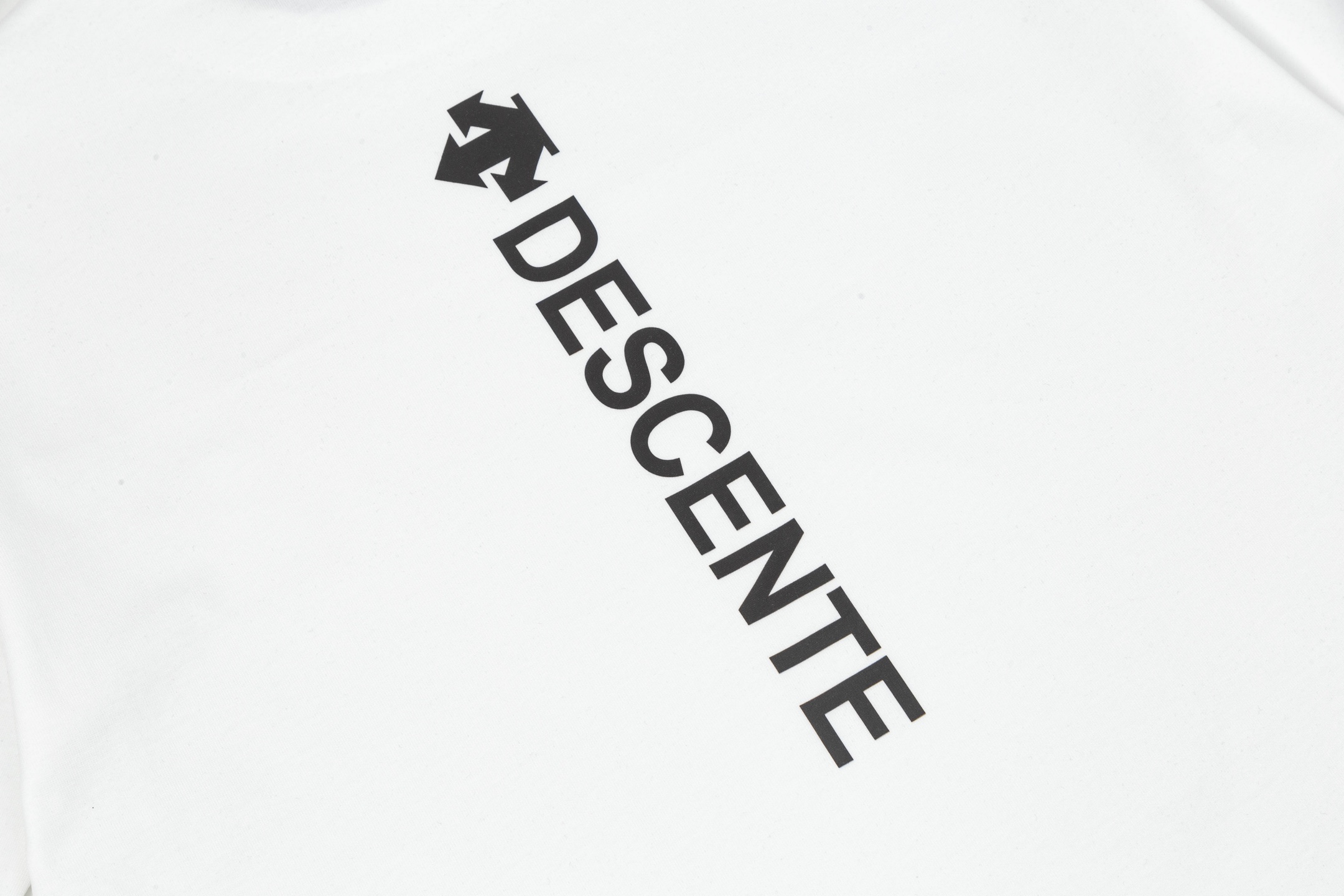 Descente Camiseta de Manga Corta con Logo Estampado para Hombre y Mujer 6 i1736535428683 5096 0 4