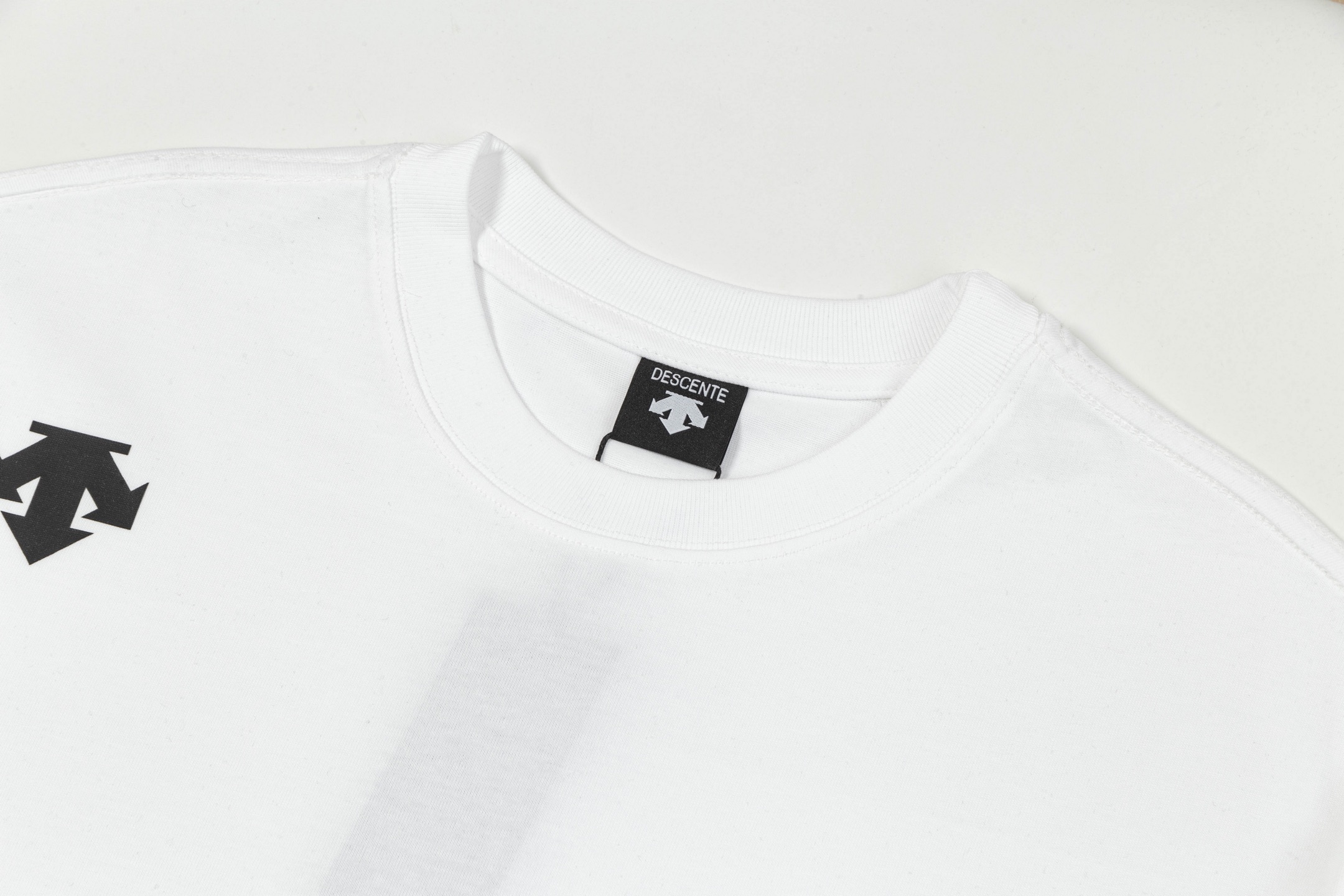 Descente Camiseta de Manga Corta con Logo Estampado para Hombre y Mujer 4 i1736535429034 830 0 2