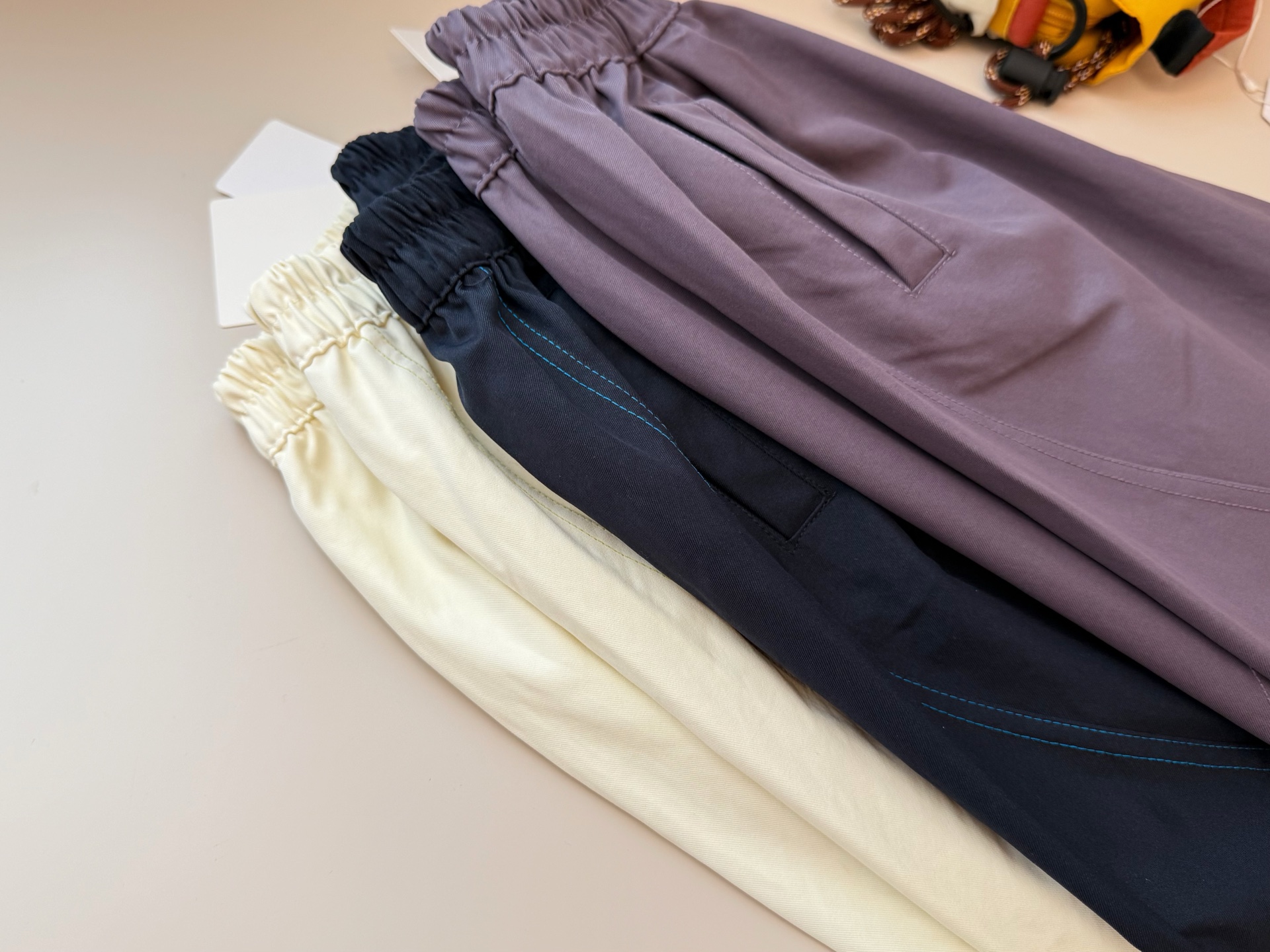 Camisa de rayas verticales 9076 89.9@ venta rápida, pantalón de cuadros amarillo 7119 79.9@, camiseta interior raglán 9…
