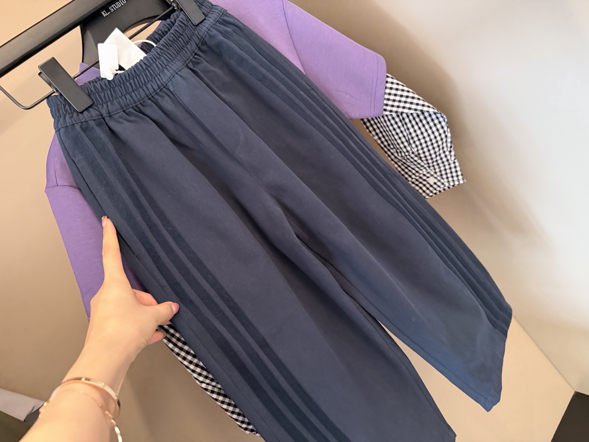 Muy bueno⬇️Serie de primavera de moot: cantidad 1️⃣Pantalones de trabajo caqui 99.9@ 2️⃣Pantalones azul marino con tres…