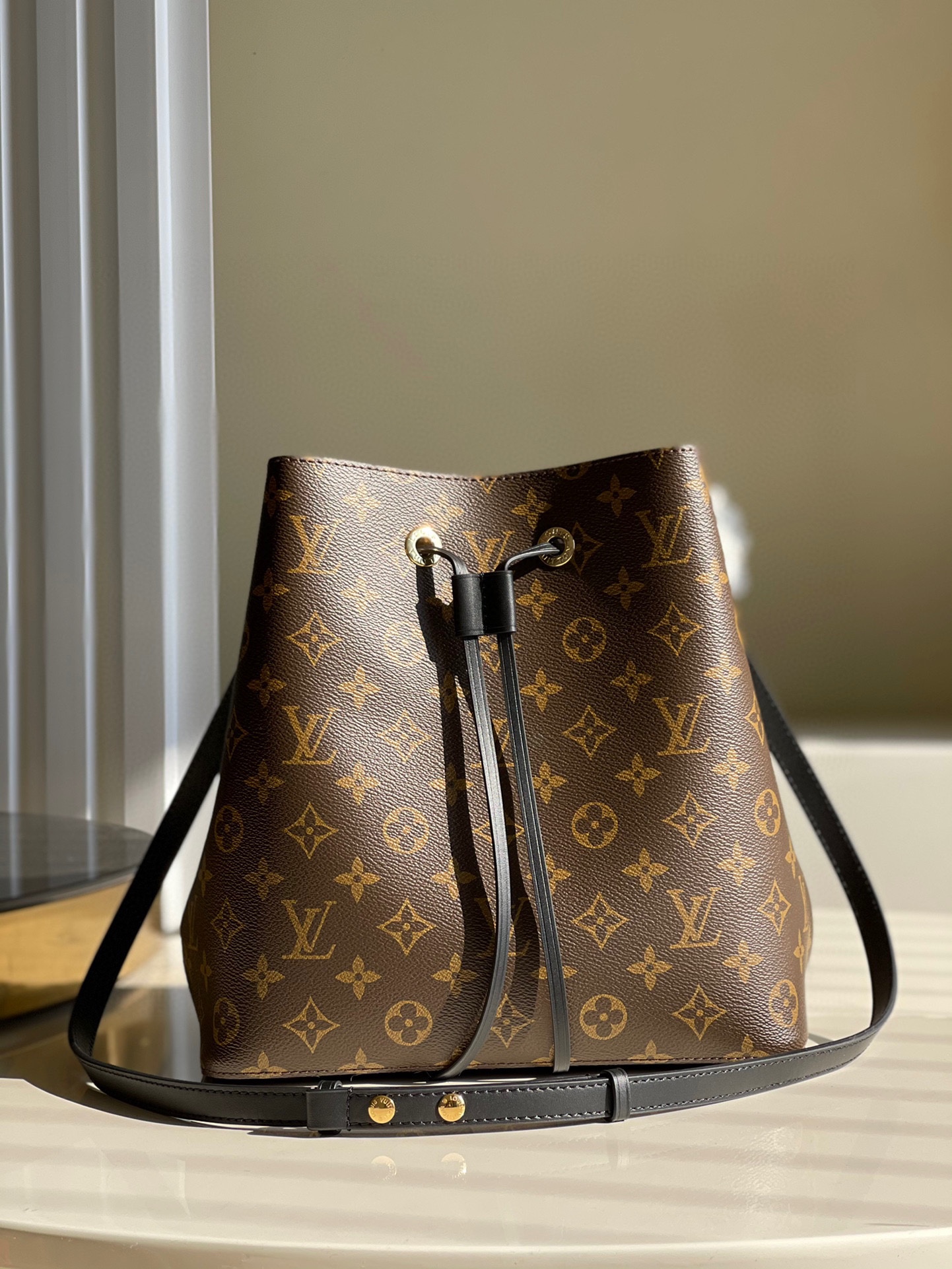 ? M44020黑色 NéoNoé 水桶包。Monogram 帆布勾勒柔和线条，搭配彩色皮革饰边与同色多层粘合内衬。尺寸：26 x 26 x 17.5cm ?680