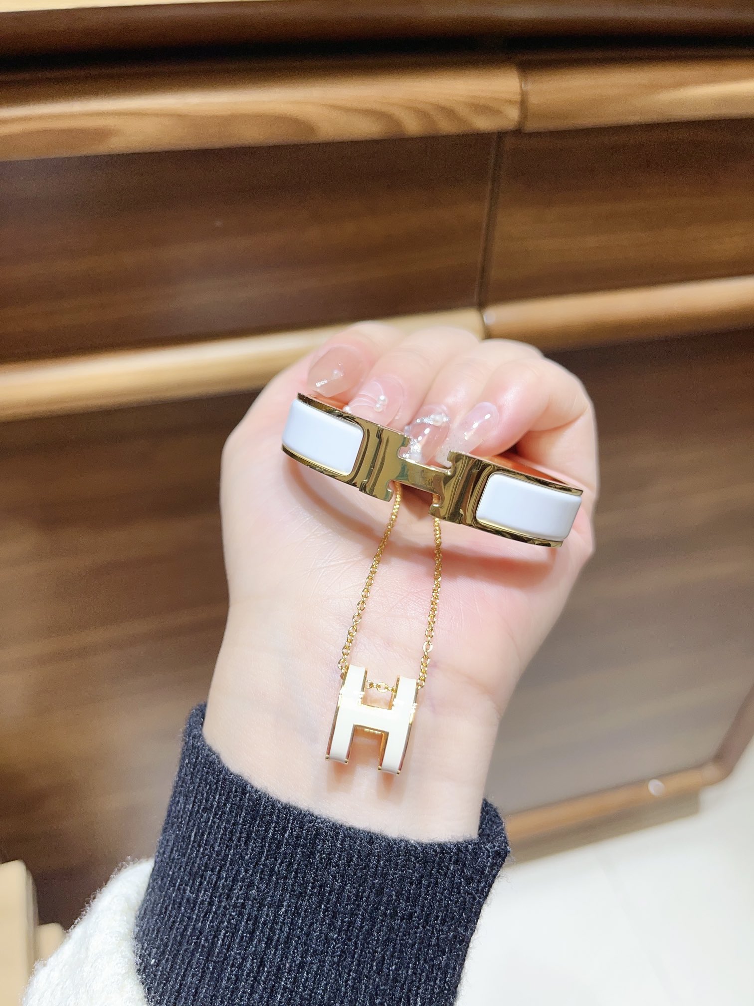Classic Enamel "H" Bracelet & Necklace Set - Comprehensive 2