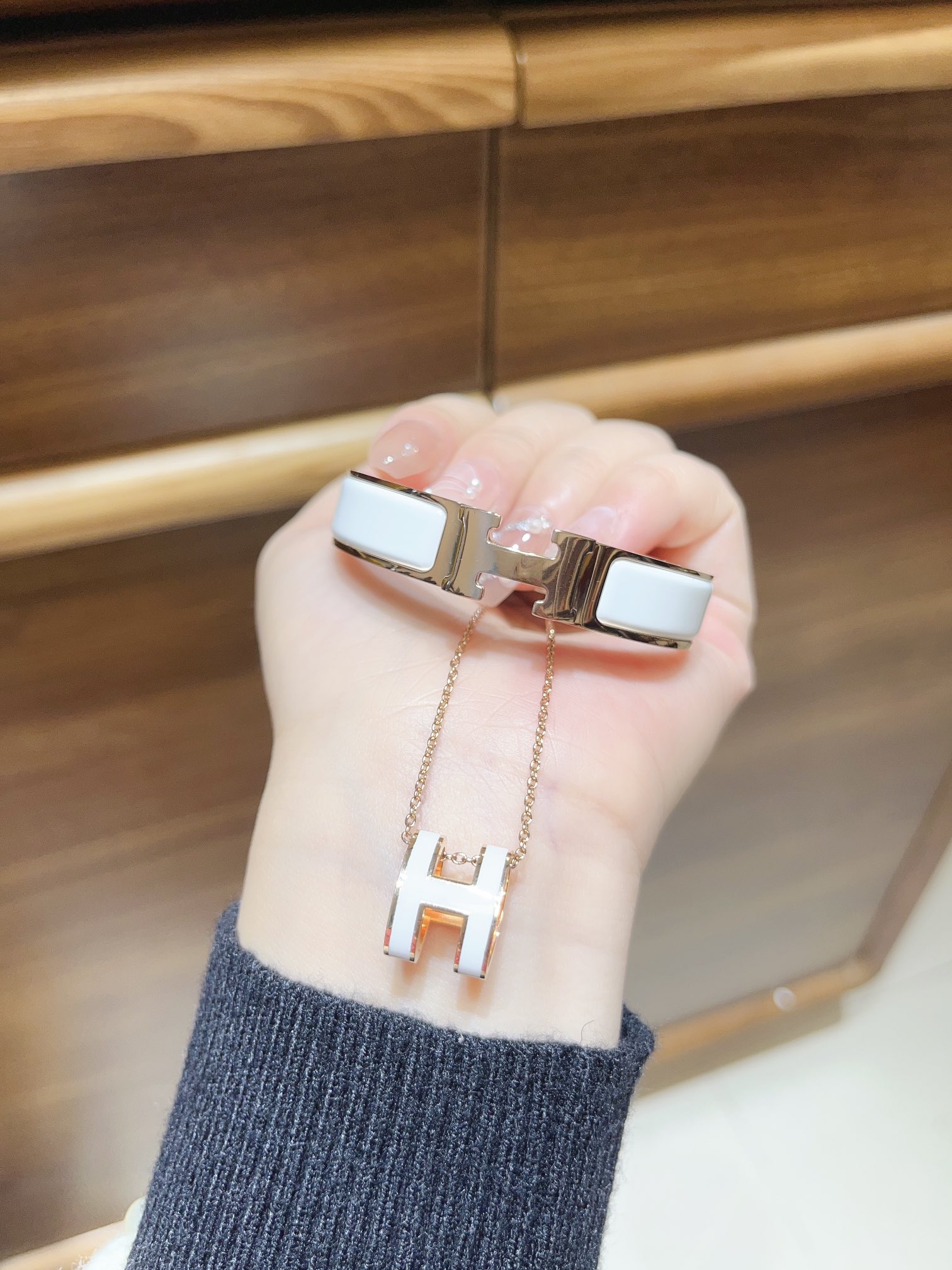Classic Enamel "H" Bracelet & Necklace Set - Comprehensive
